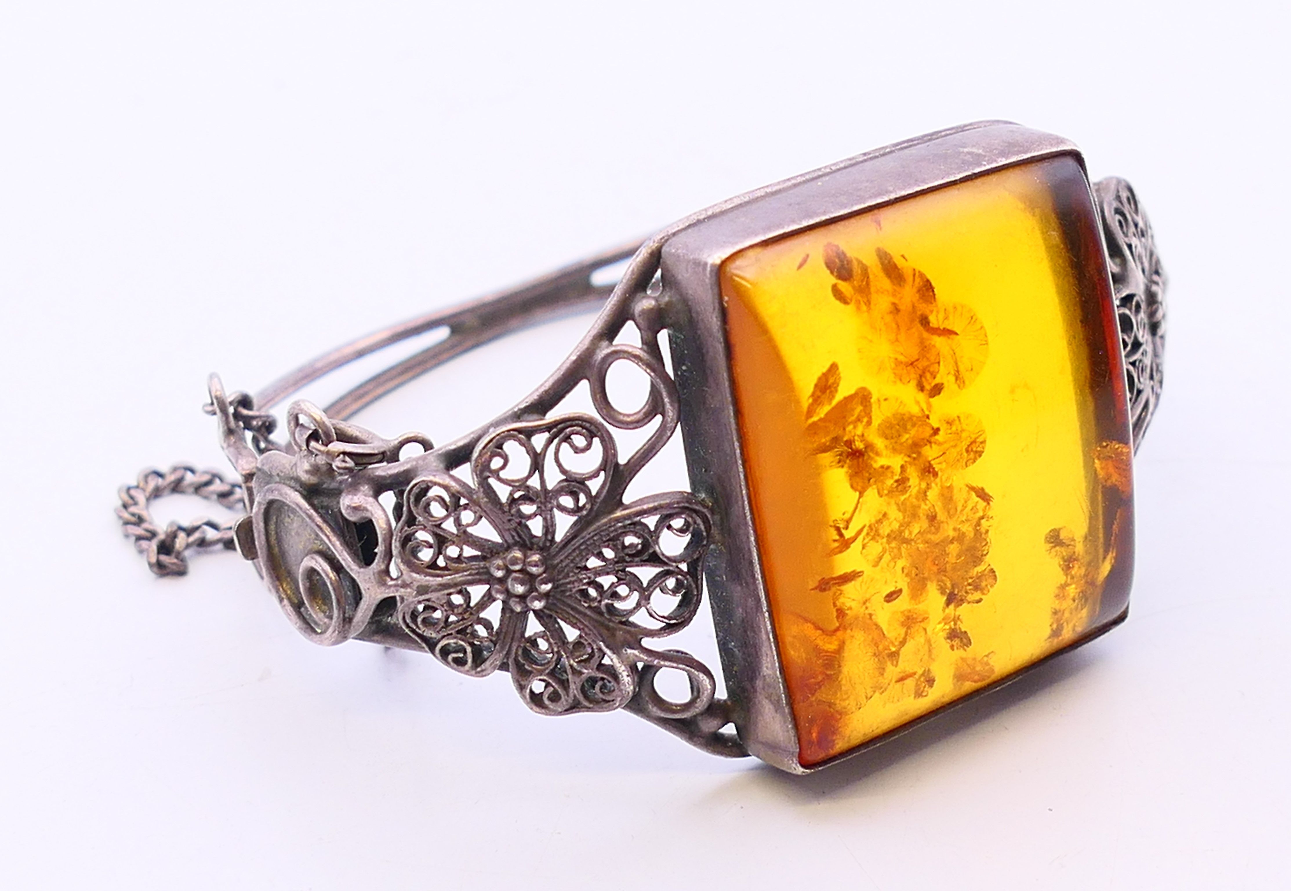 An "amber" white metal (tested silver) bracelet. 6 cm diameter. - Image 2 of 5