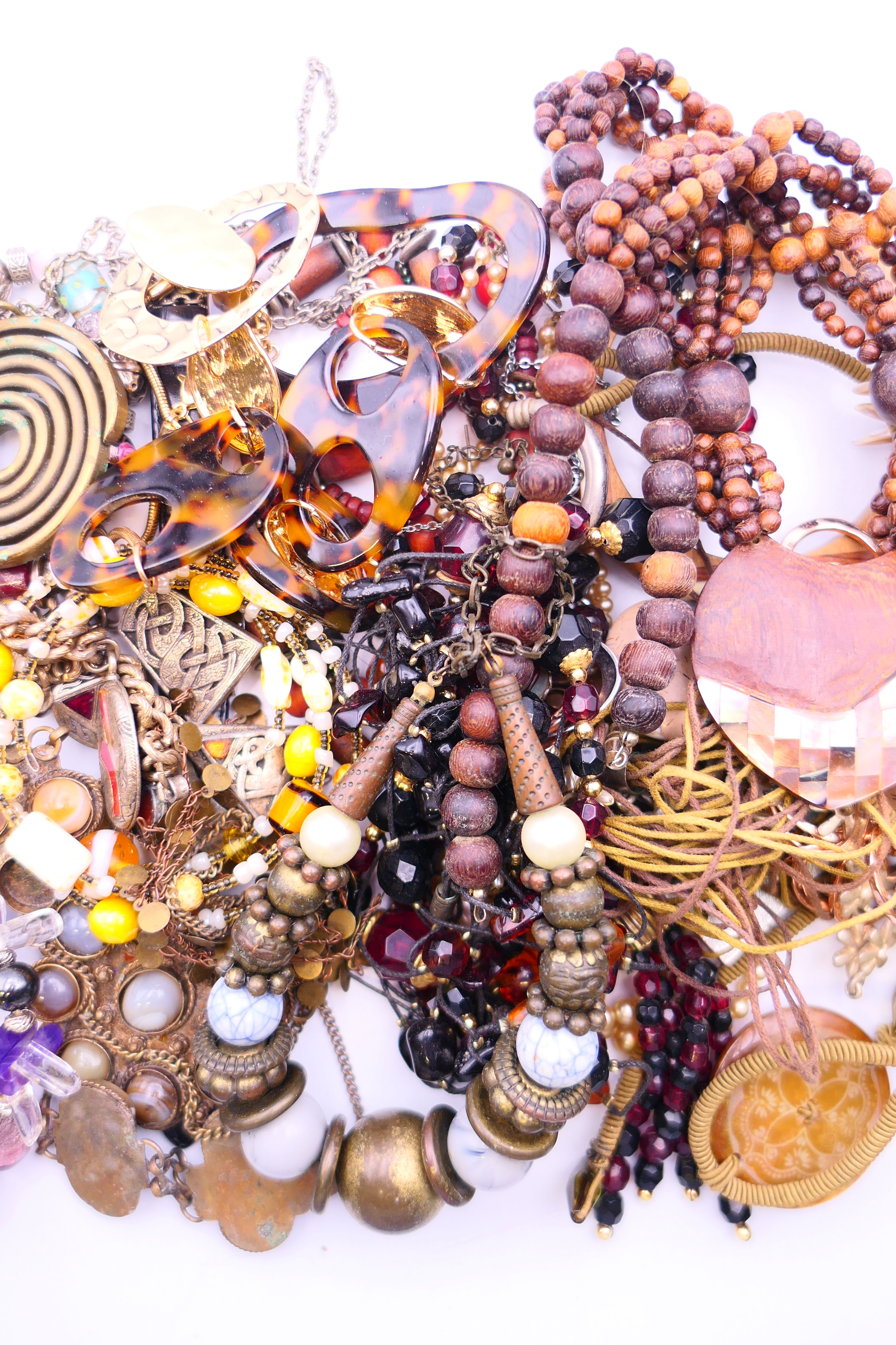 A box of costume jewellery. - Image 3 of 5