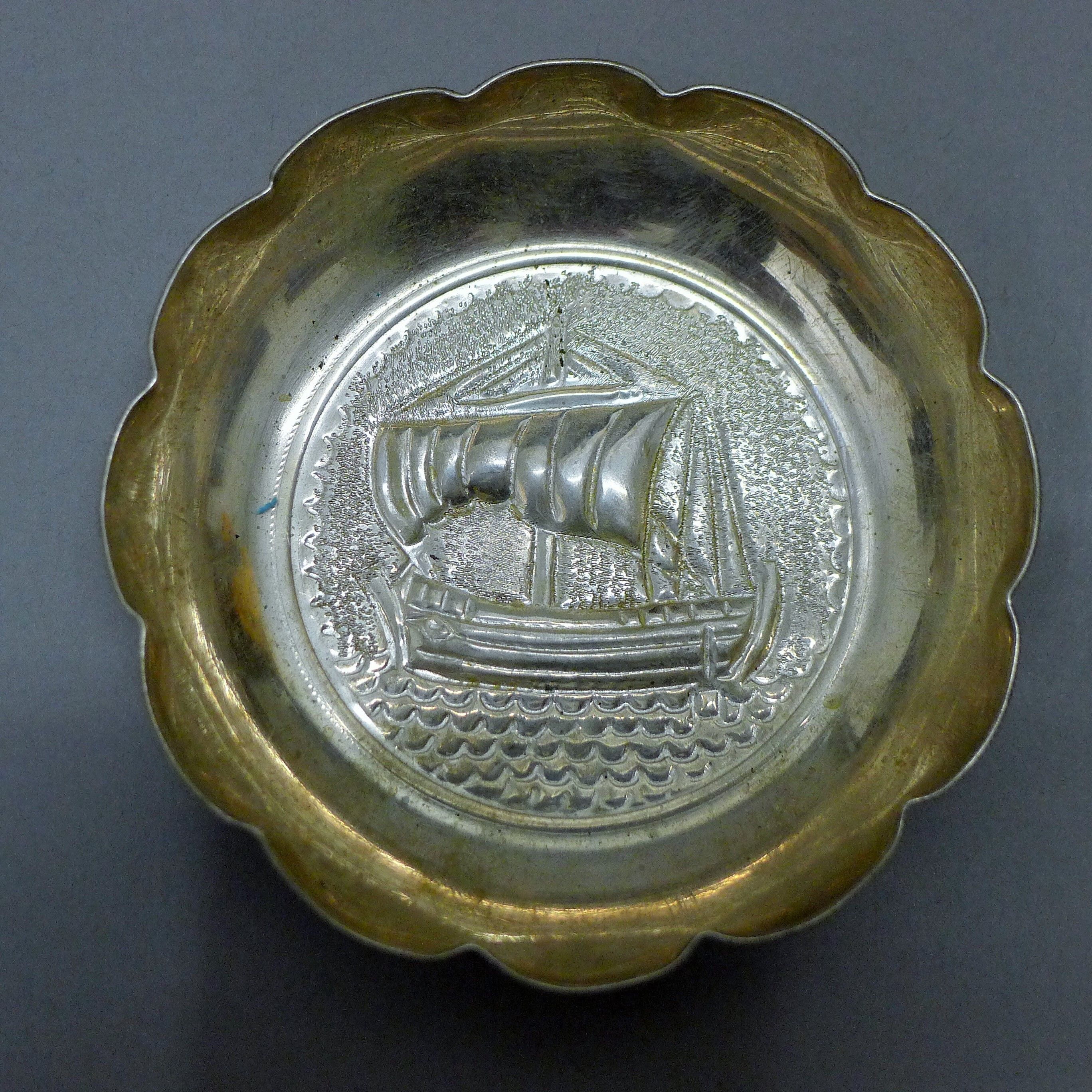 Two 800 silver dishes, each embossed with a boat. The largest 11.5 cm. 83.6 grammes. - Image 3 of 5