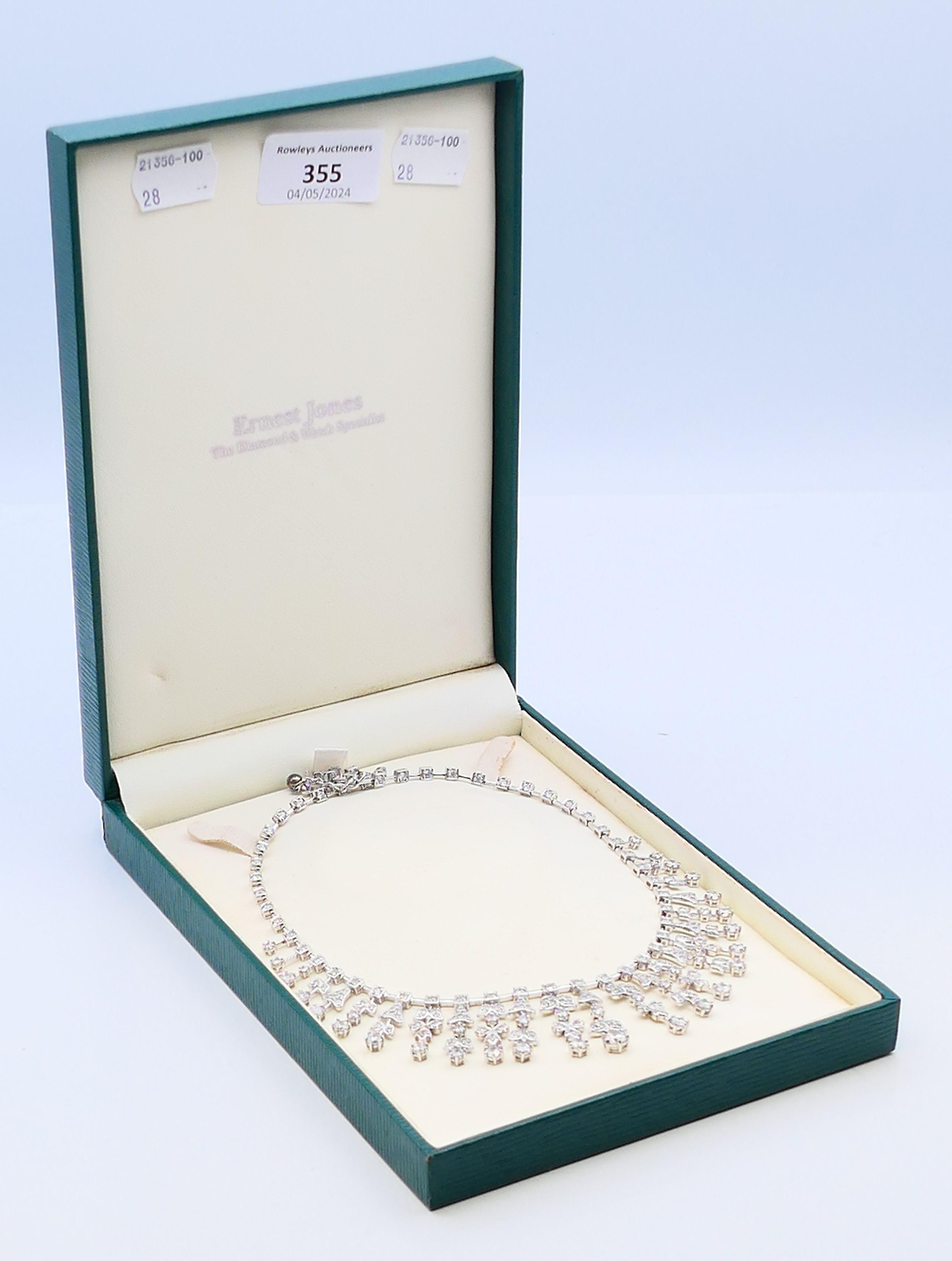 An impressive white stone and silver necklace. 50 cm long. - Image 6 of 6