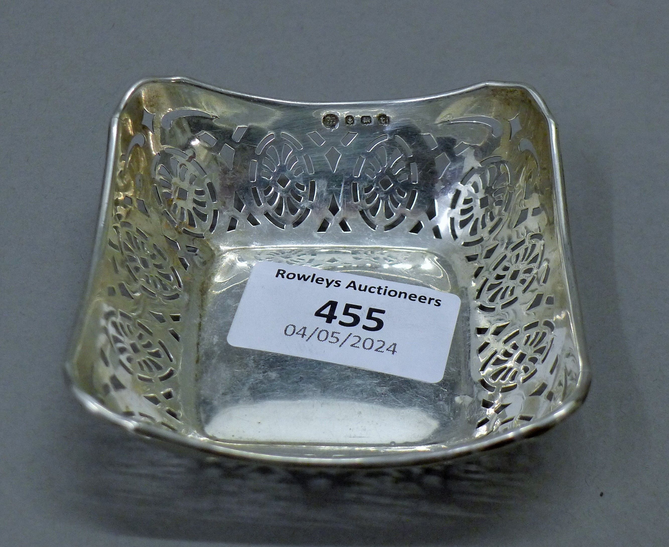 A small pierced silver bonbon dish and an 830 silver bonbon dish formed as a pear. - Image 5 of 7