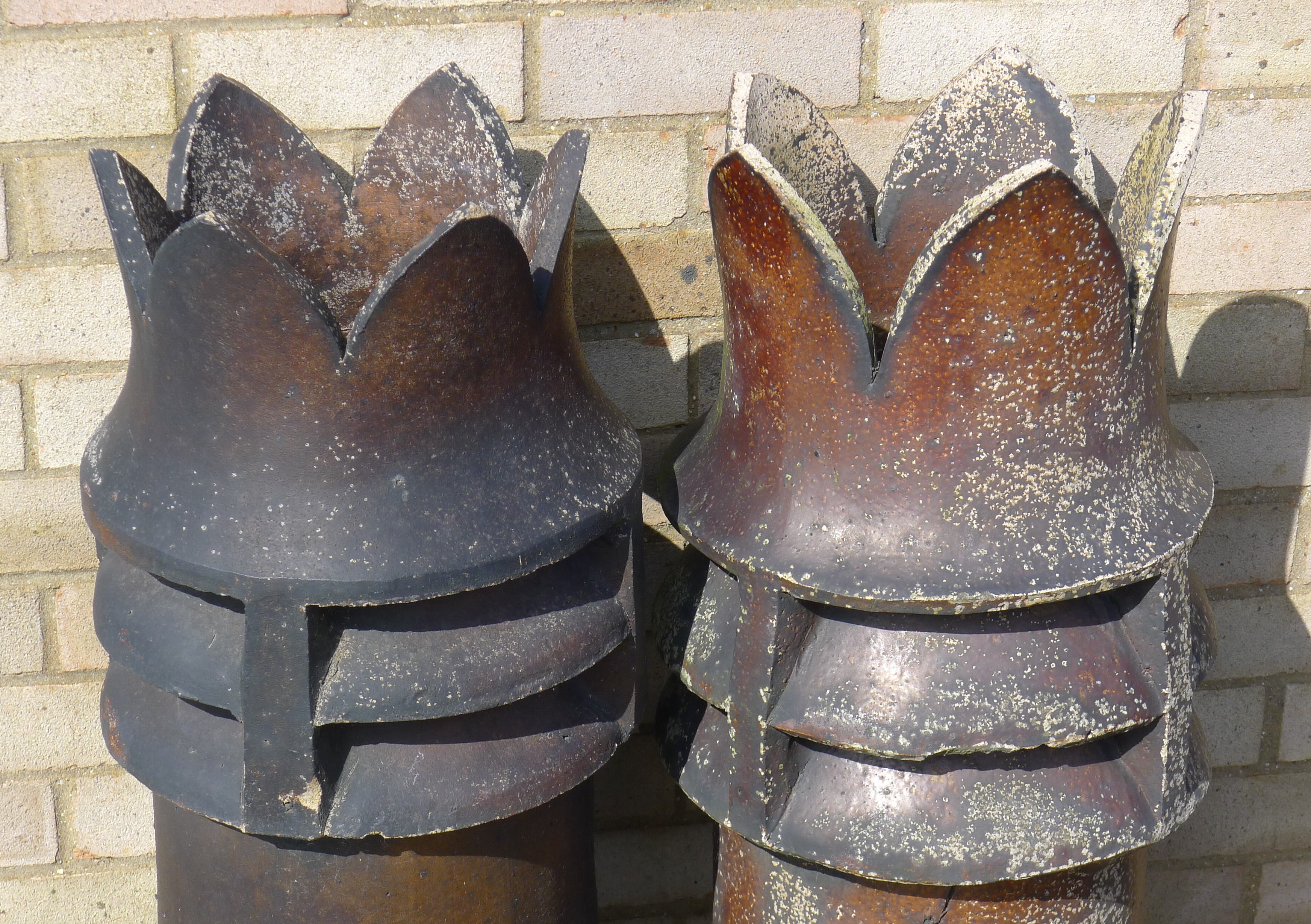 A pair of chimney pots. Each 105 cm high. - Bild 2 aus 2