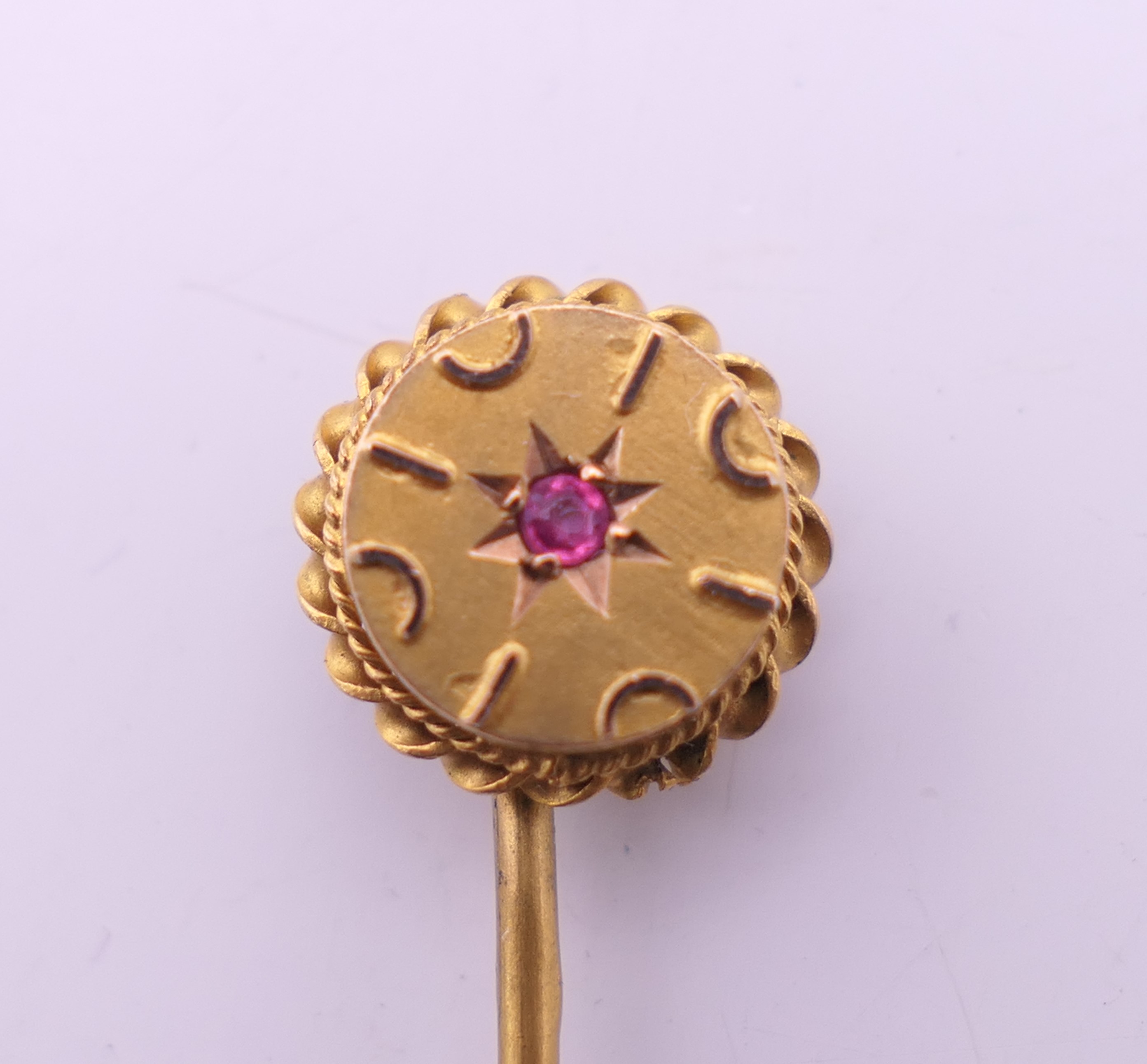 Three gold stick pins and another formed as a frog. Frog stick pin 6.5 cm high (frog 1.5 cm high). - Image 4 of 12