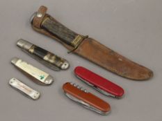 A collection of penknives and an antler-handled knife. The latter 23 cm long.