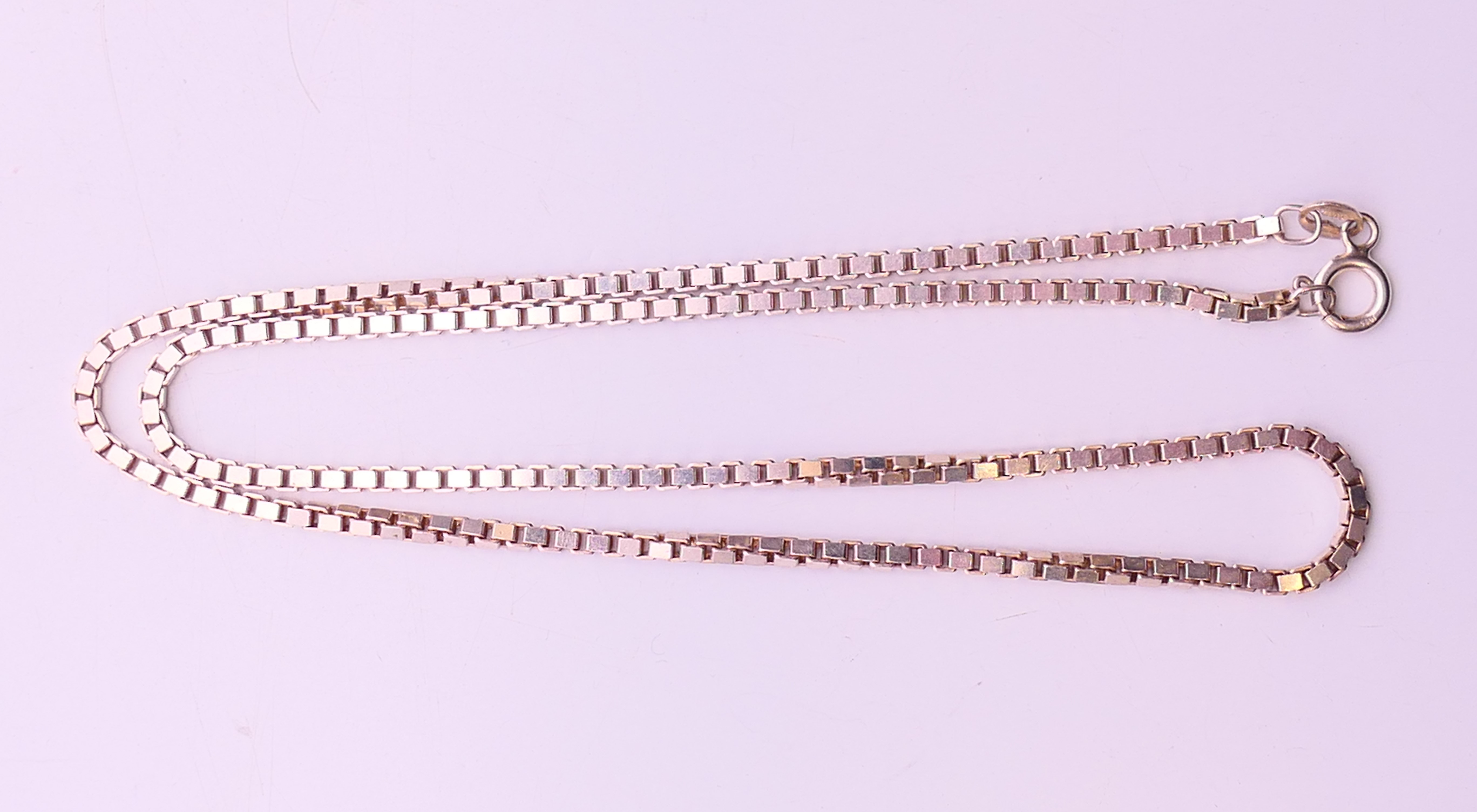 Two silver hallmarked chains. Largest 60 cm long. - Bild 2 aus 7