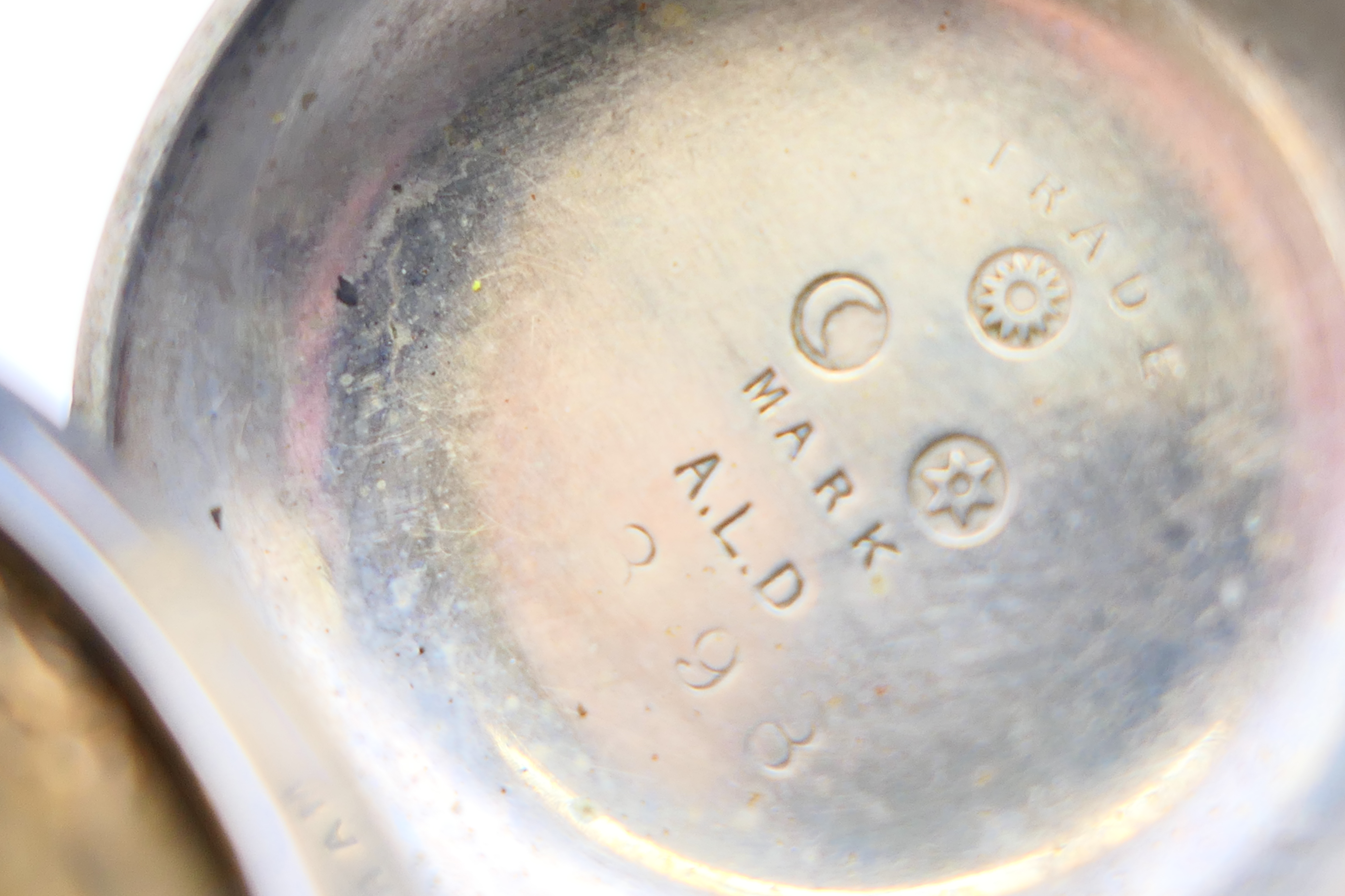 A gold filled sovereign case and a silver plated sovereign case. Each 3 cm diameter. - Image 5 of 5