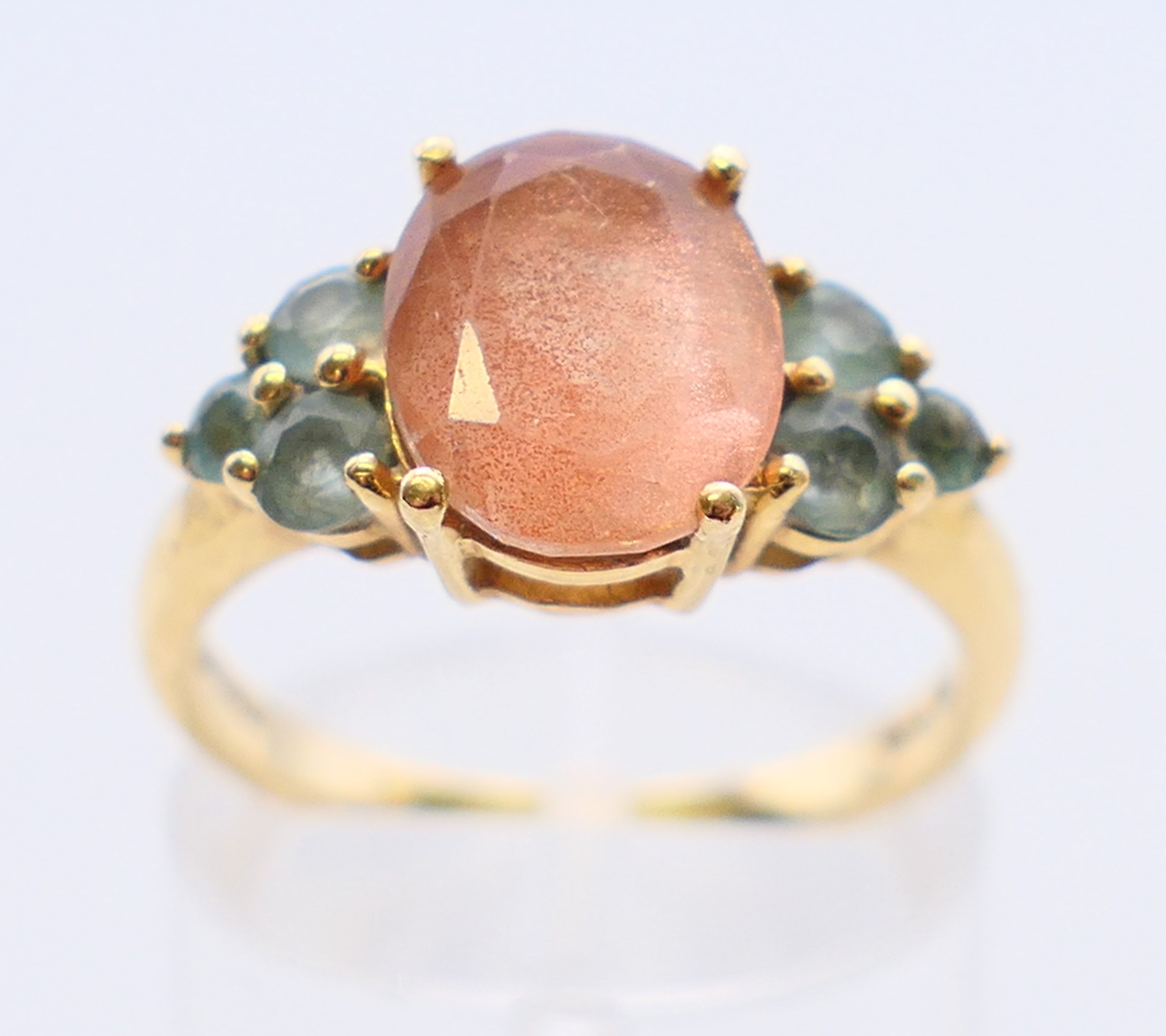 A 14 K topaz and tourmaline ring. Ring size N. - Image 2 of 8