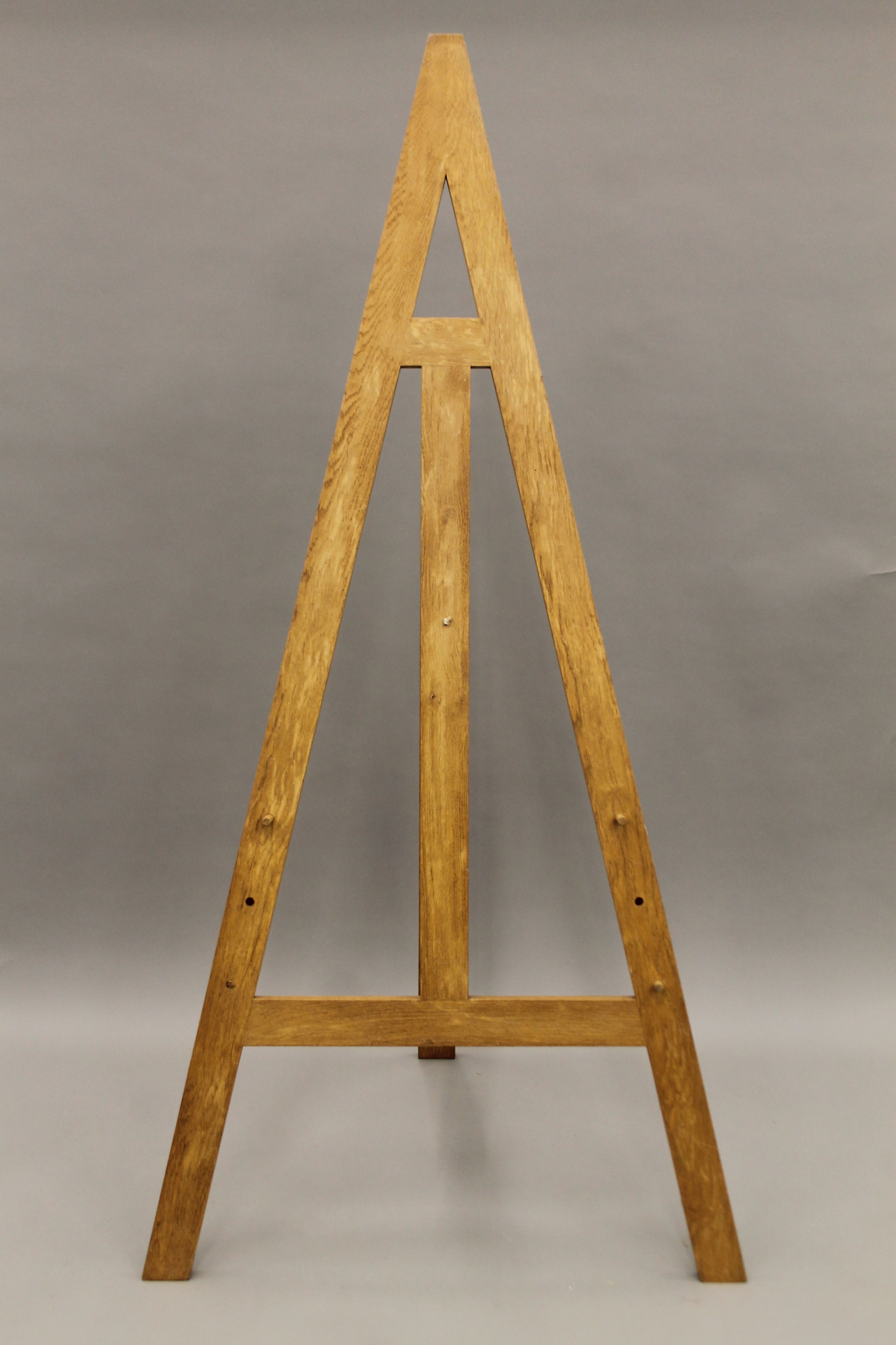 A modern oak easel. 185 cm high.