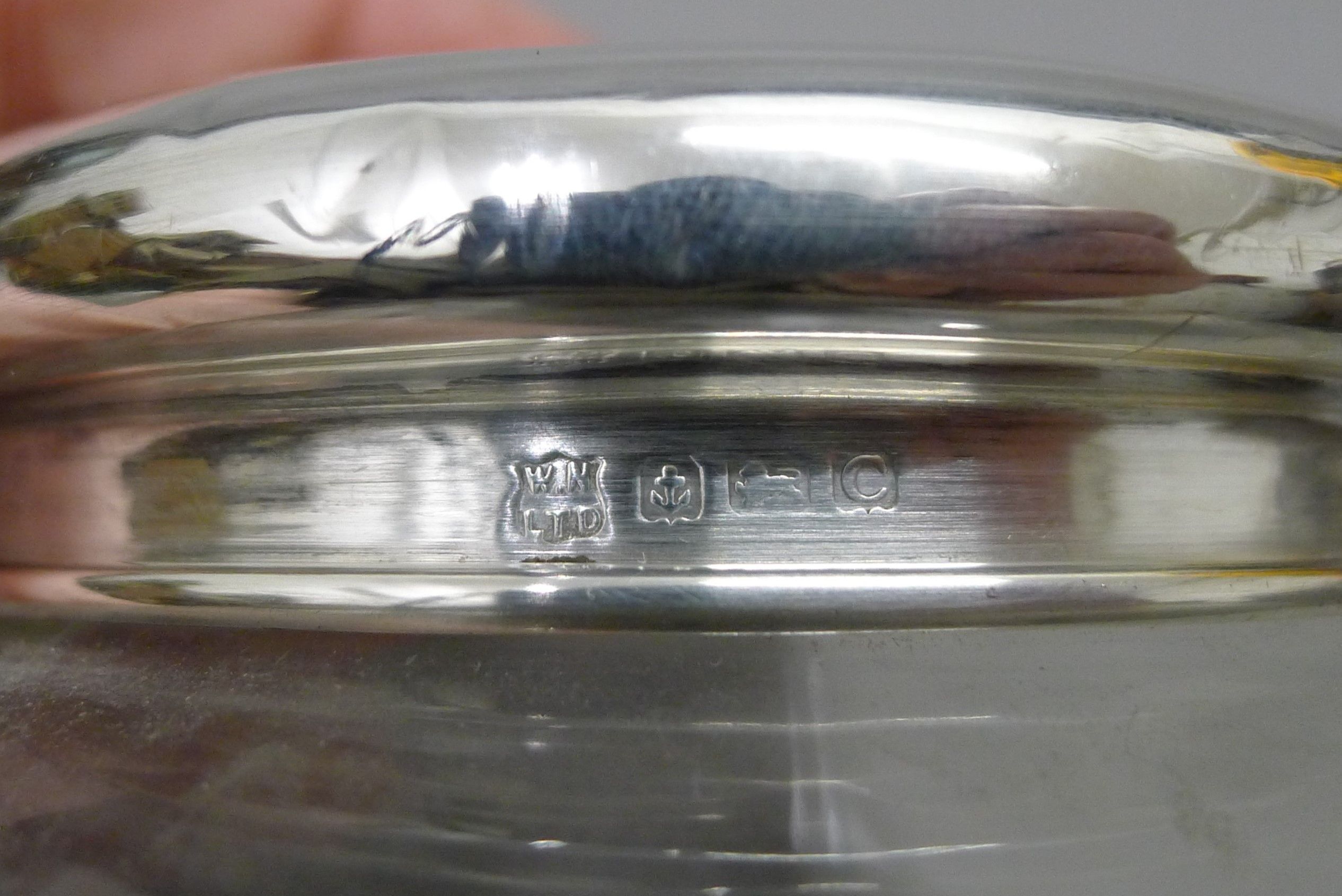 A glass dressing table jar with silver lid. 12.5 cm diameter. 43.1 grammes of silver. - Image 4 of 4