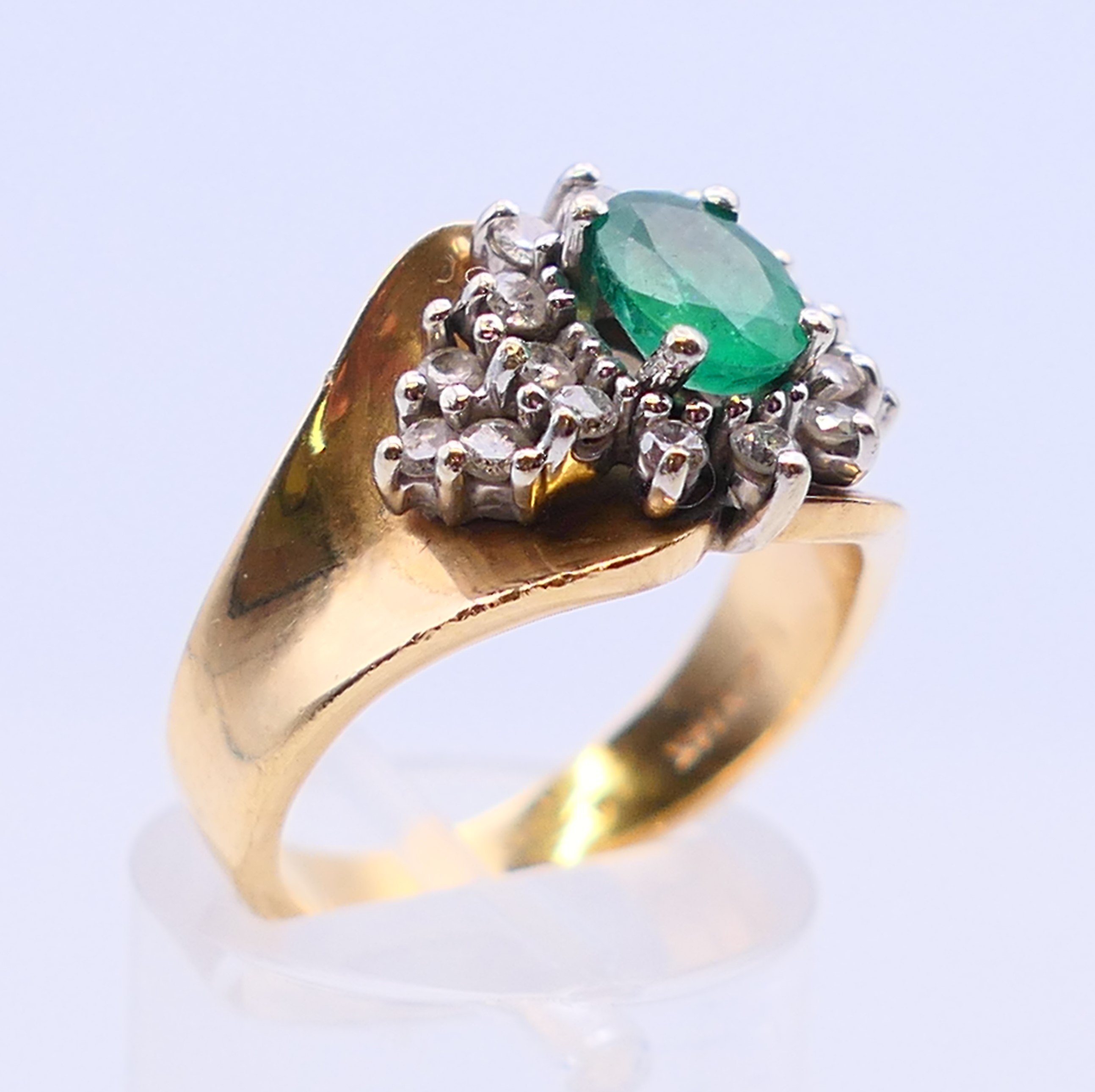 A 14 ct gold, emerald and diamond cluster ring, the oval emerald (7.1 x 5. - Bild 3 aus 7