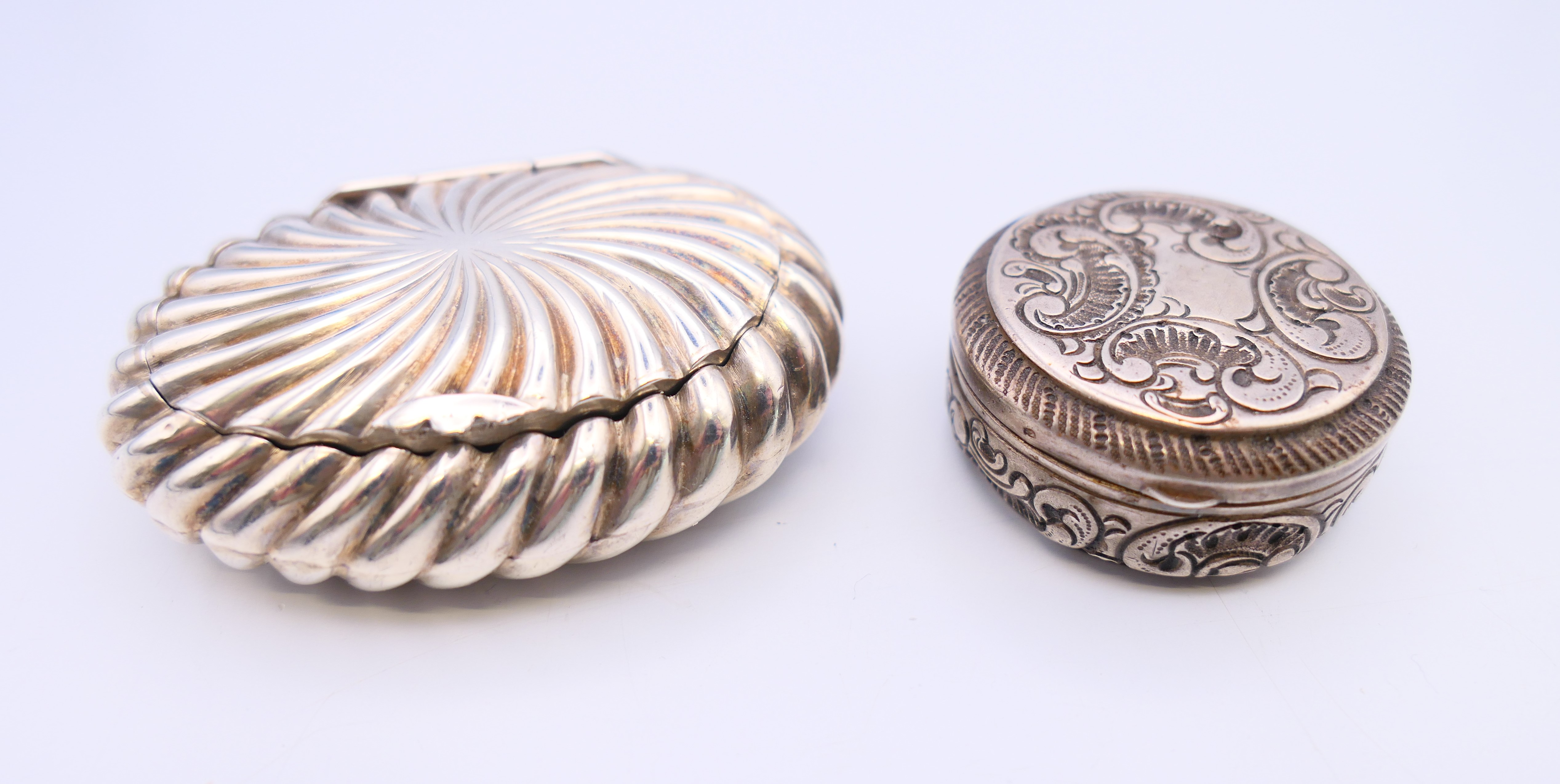 Two small silver snuff boxes. The largest 6 cm x 4.5 cm.