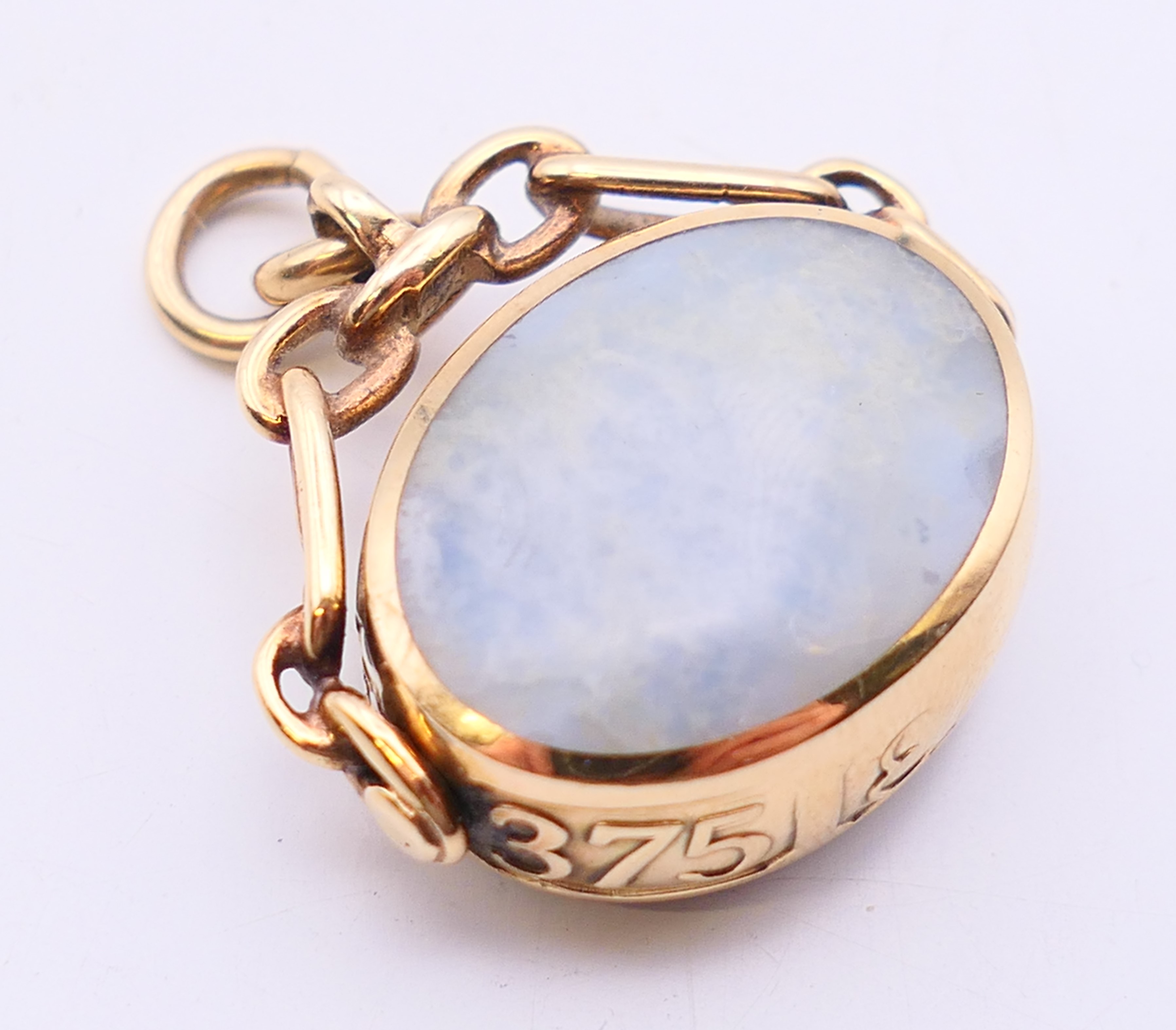 A 9 ct gold swivel fob set with agate. 3 cm wide. - Image 2 of 5