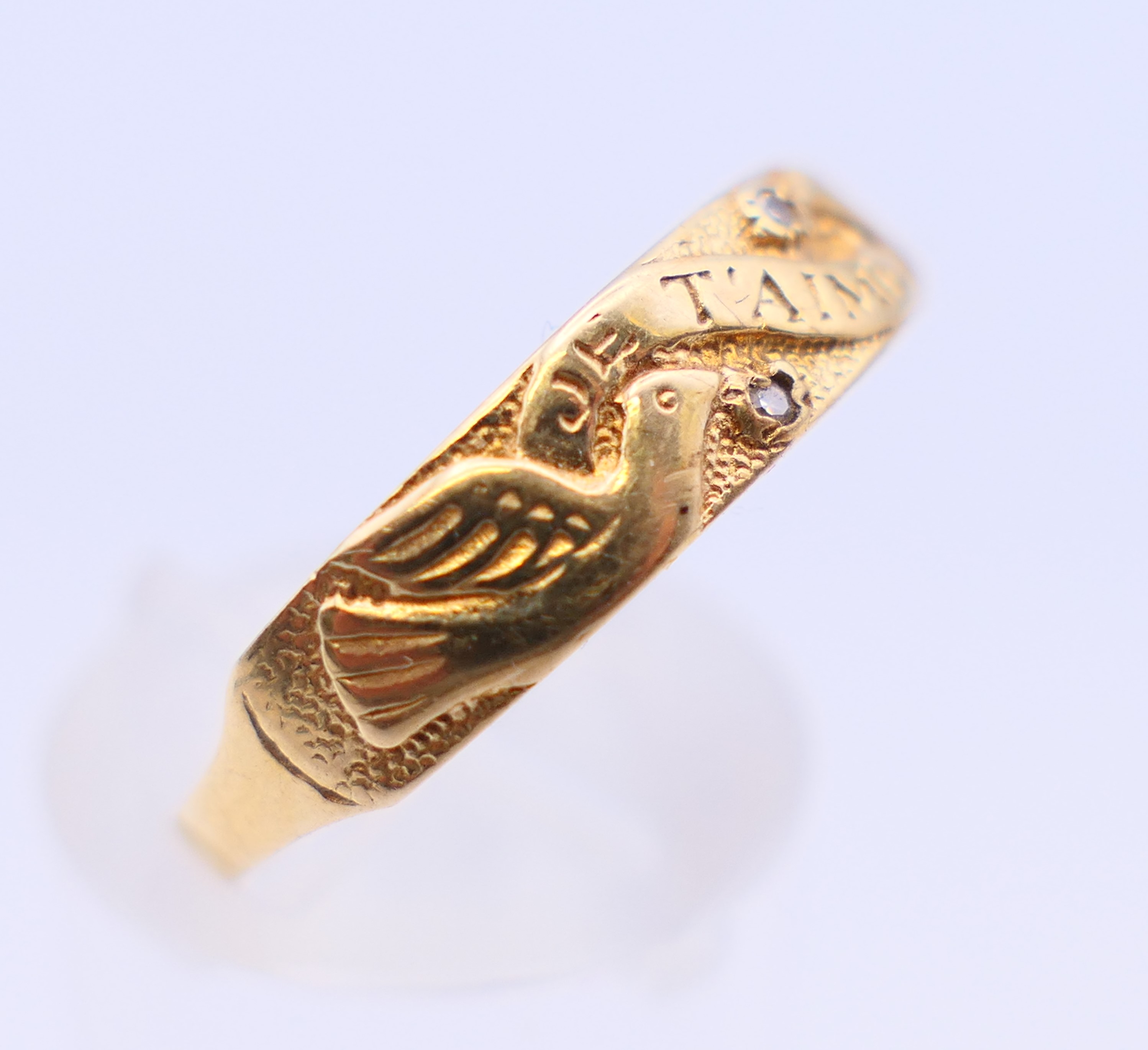 A 9 ct gold and diamond ring with two doves and marked Je T'aime. Ring size Q/R. - Image 5 of 10