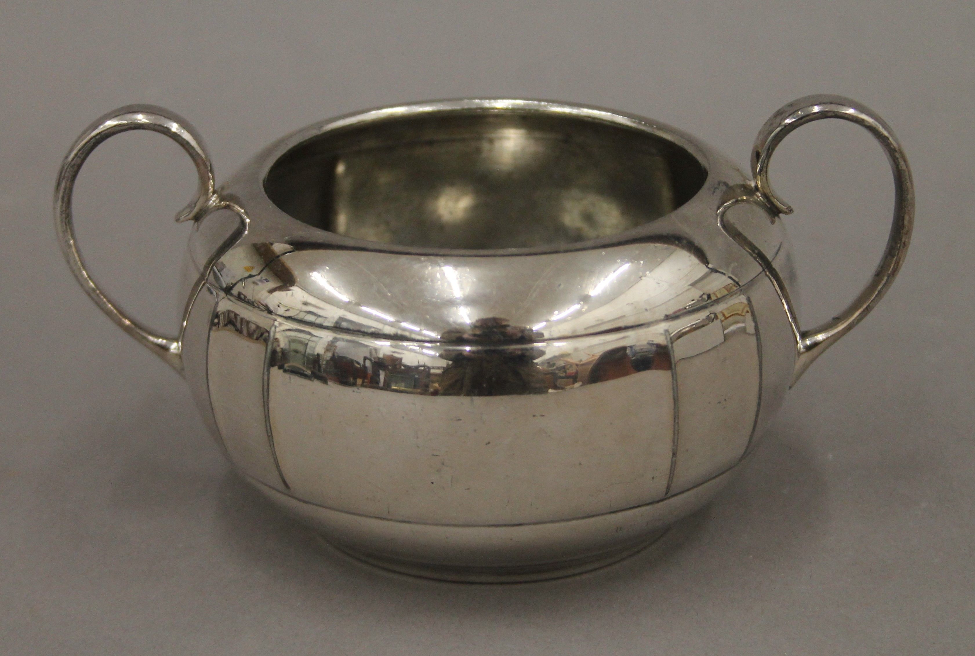A Viners silver-plated teapot, coffee pot, sugar bowl and cream jug. The coffee pot 18 cm high. - Bild 3 aus 4