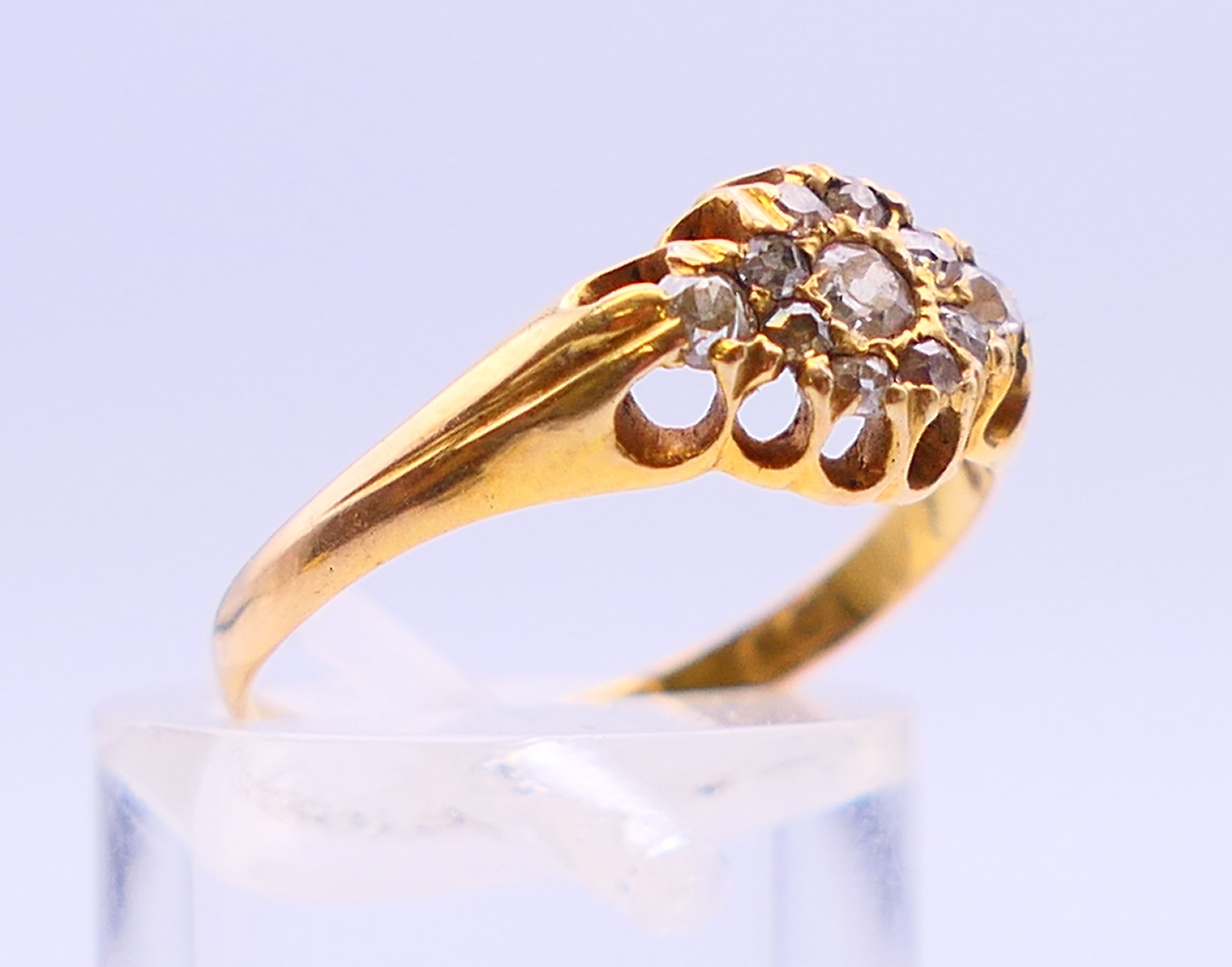 An 15 ct gold diamond set ring. Ring size O. - Bild 3 aus 6