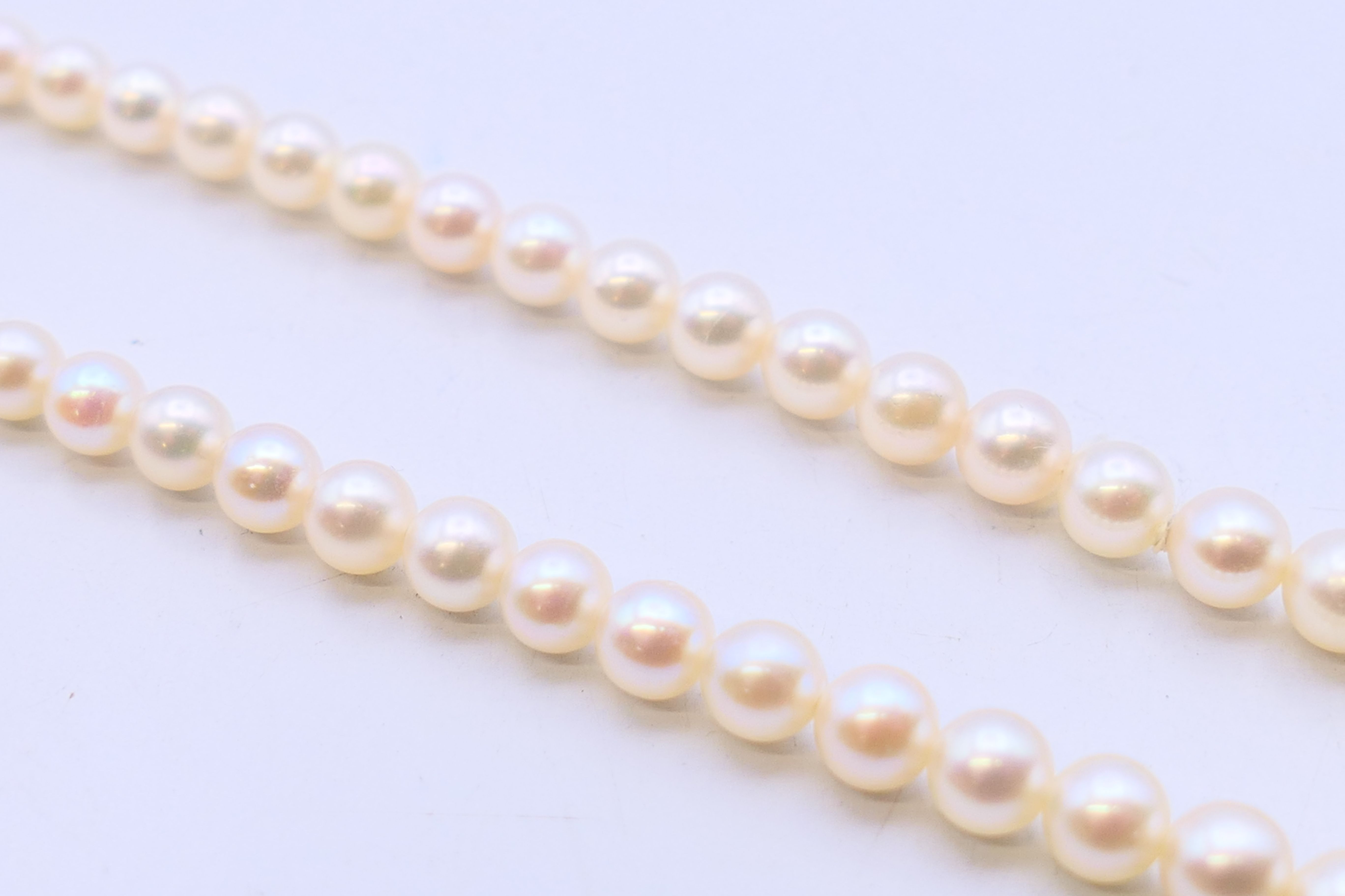 A pearl necklace with 9 ct gold clasp. 43 cm long. - Image 3 of 4