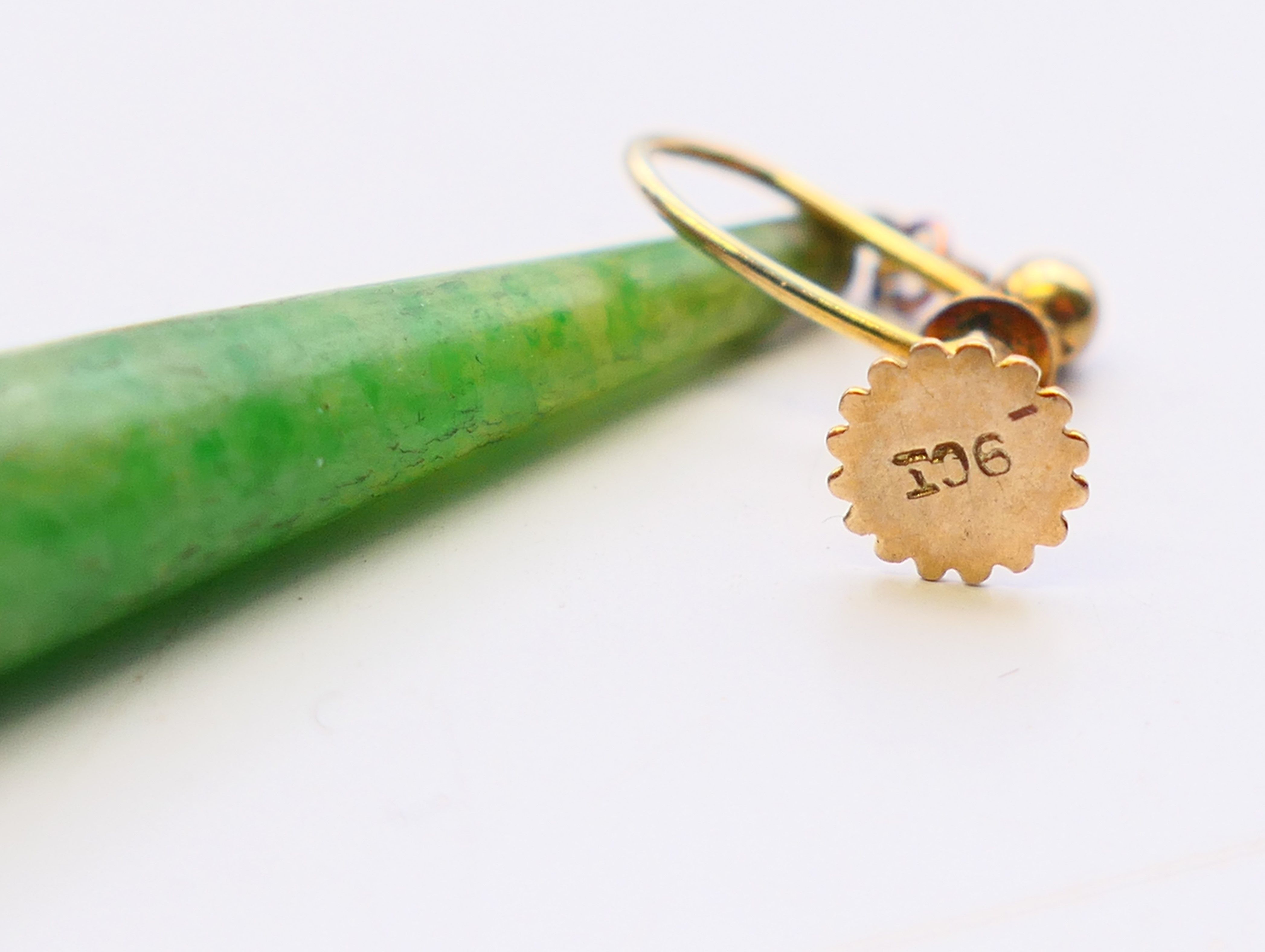 A pair of 9 ct gold and jade earrings. 4 cm high. - Image 5 of 5