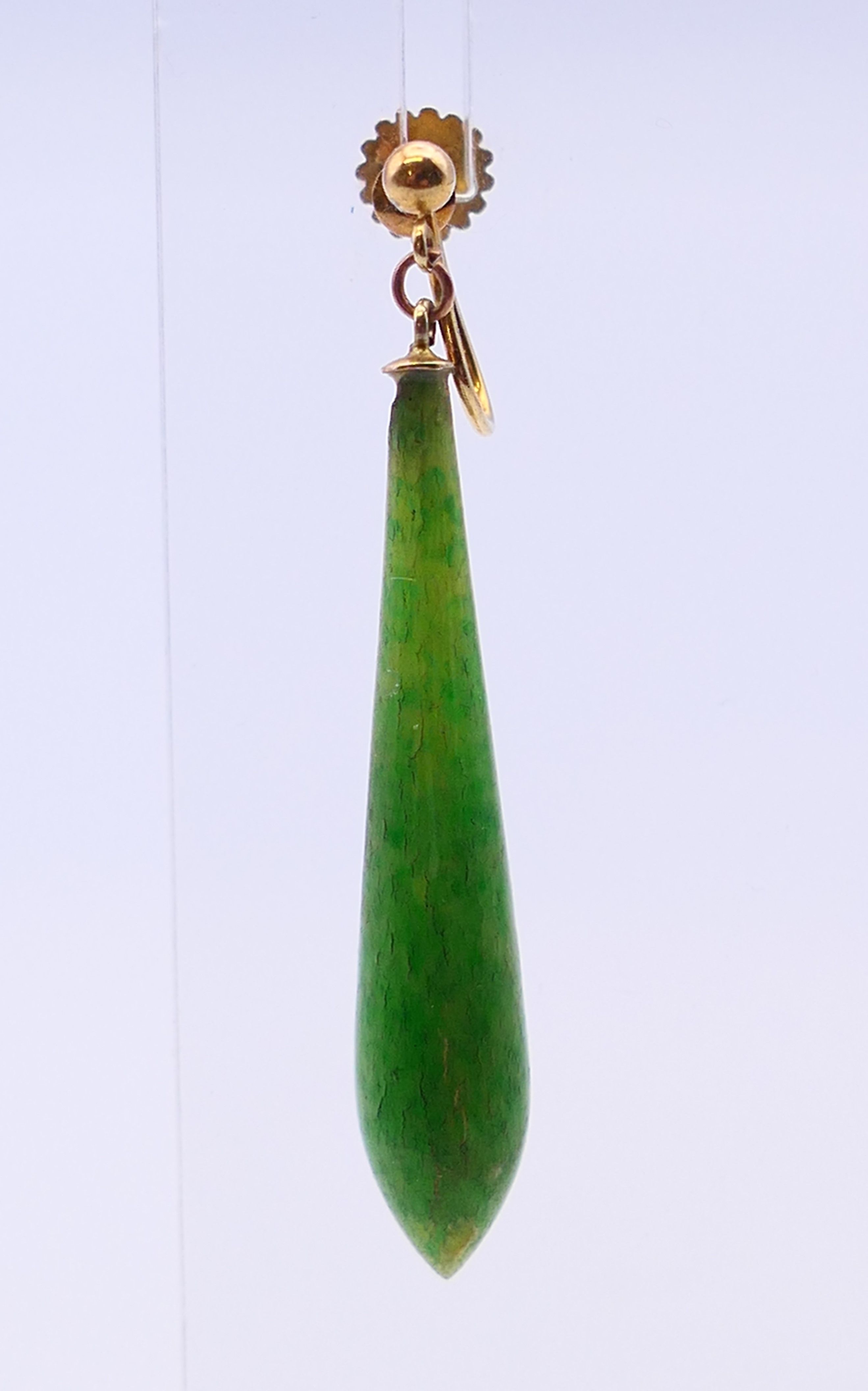 A pair of 9 ct gold and jade earrings. 4 cm high. - Image 3 of 5