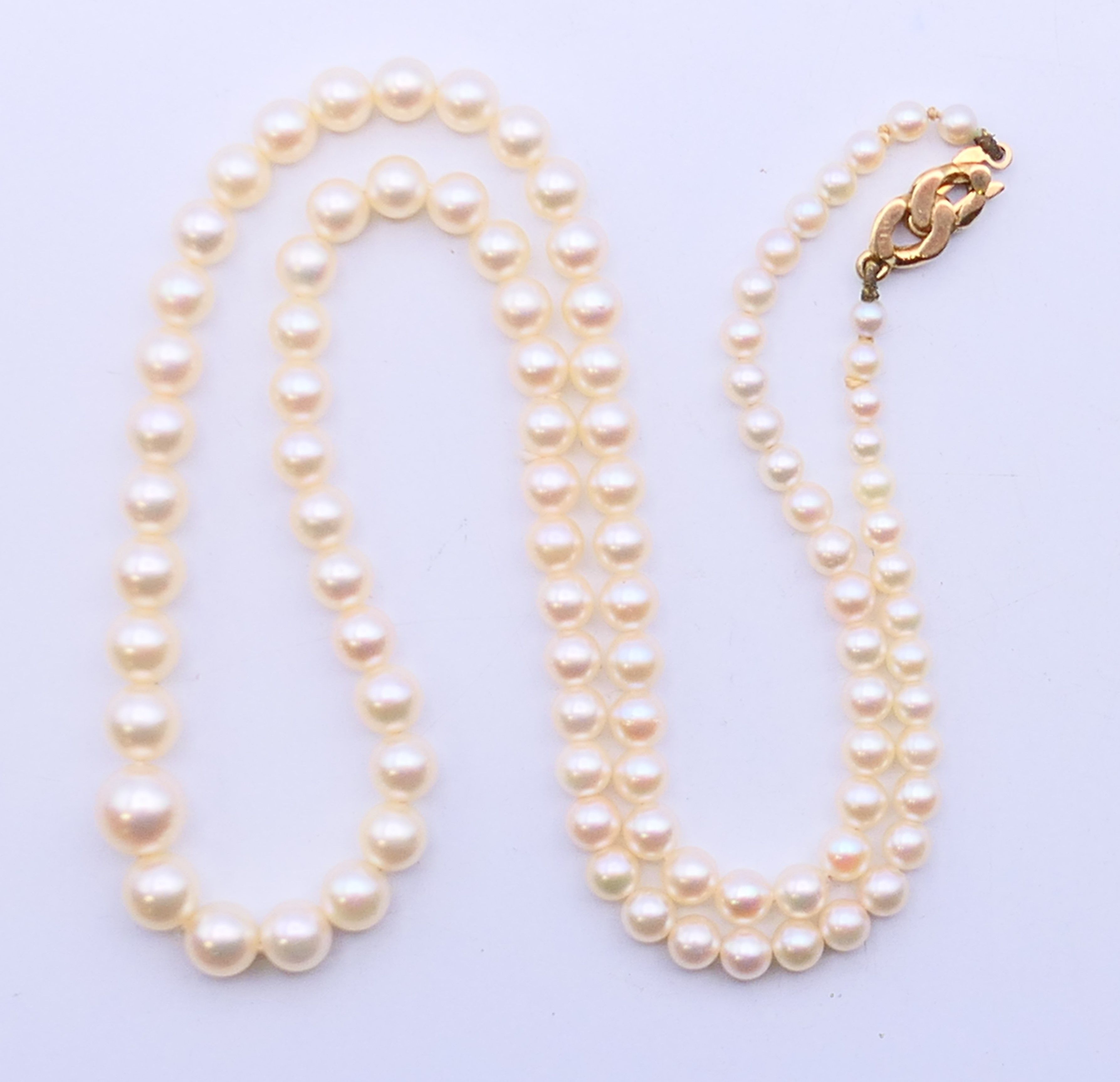 A pearl necklace with 9 ct gold clasp. 43 cm long.