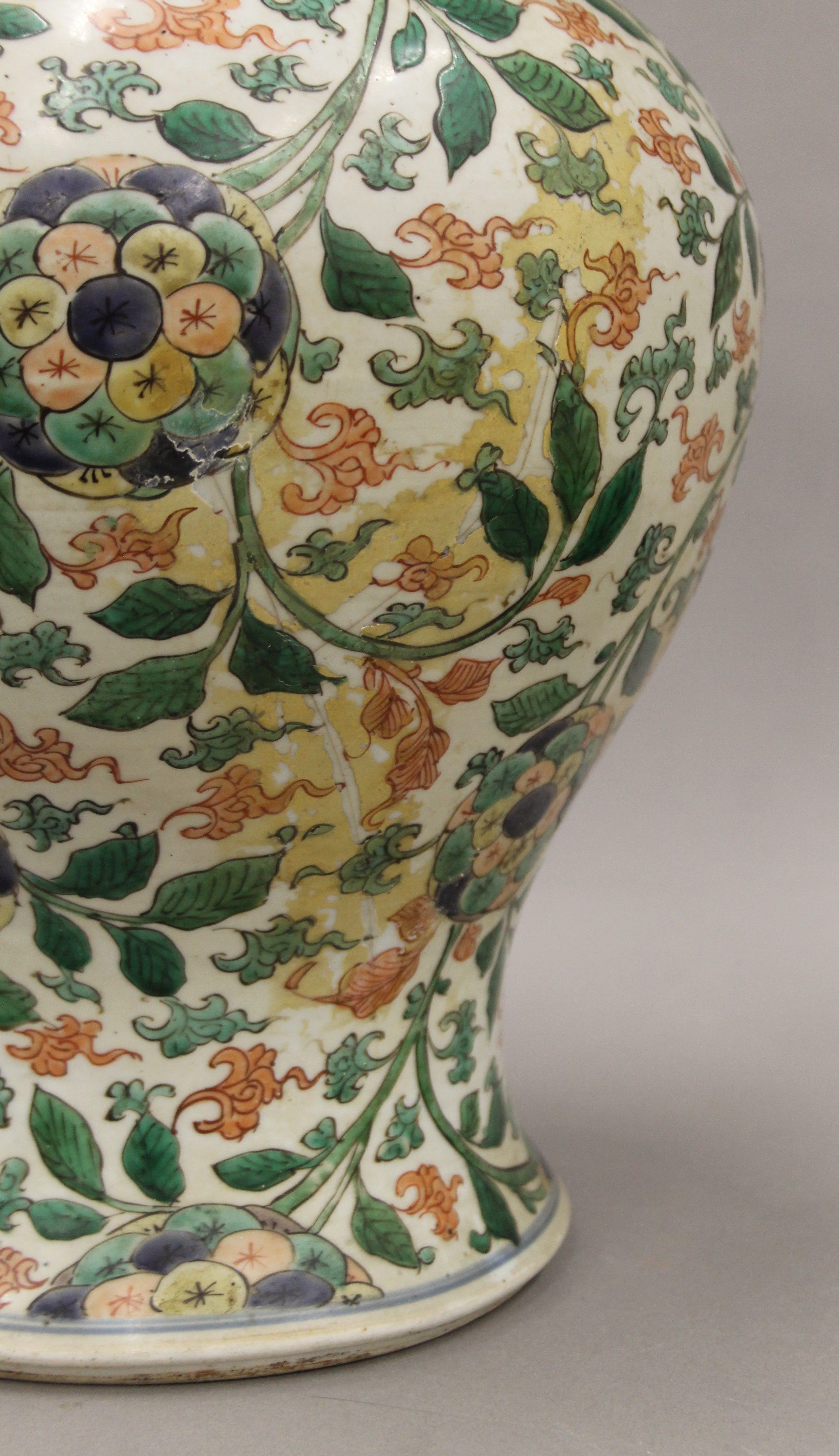 A 18th/19th century Chinese porcelain vase with pierced wooden lid and carved wooden stand. - Image 5 of 8