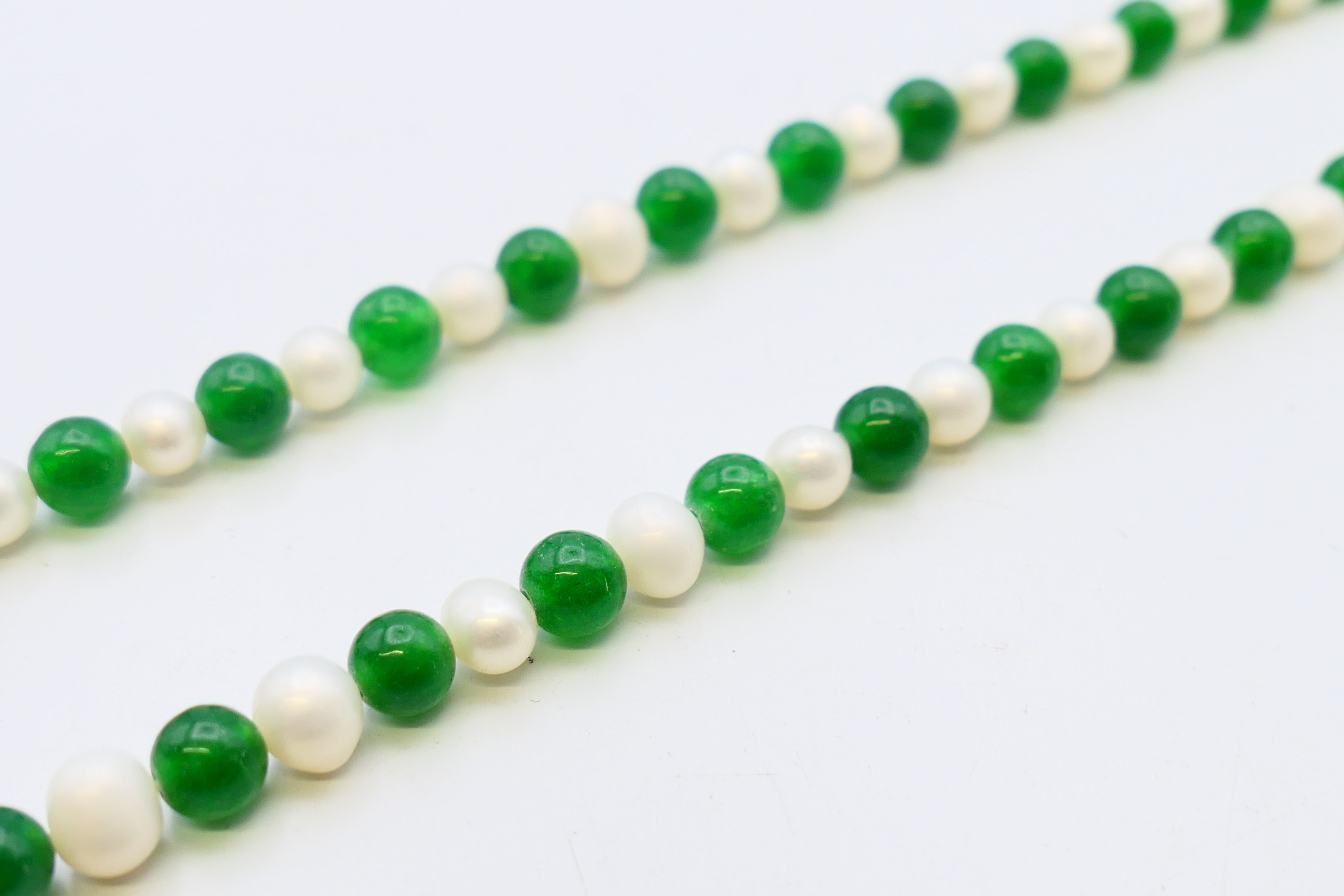 A string of pearl and jade beads. 120 cm long. - Image 2 of 2