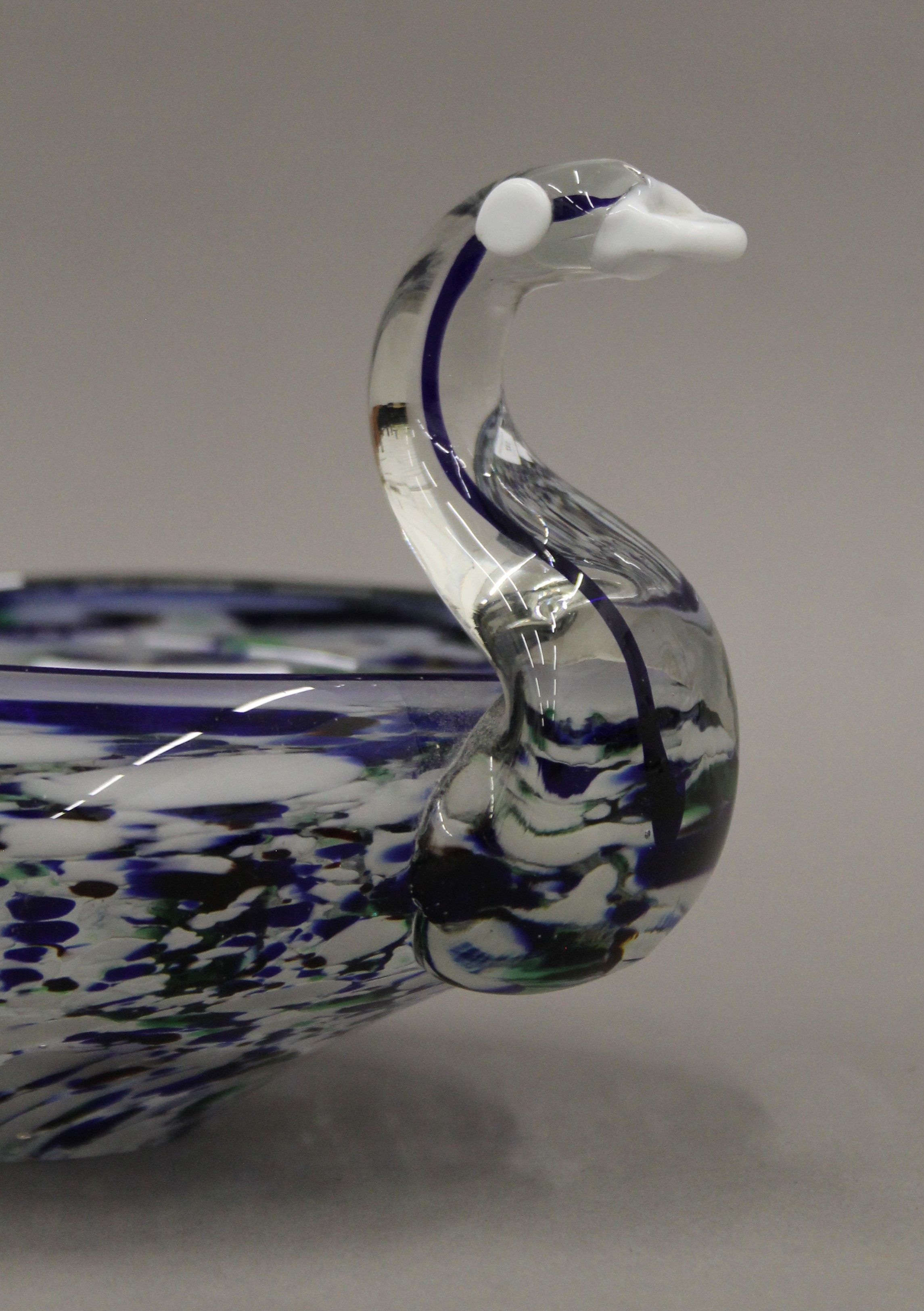 A Murano-type glass swan dish. 23 cm long. - Image 2 of 4