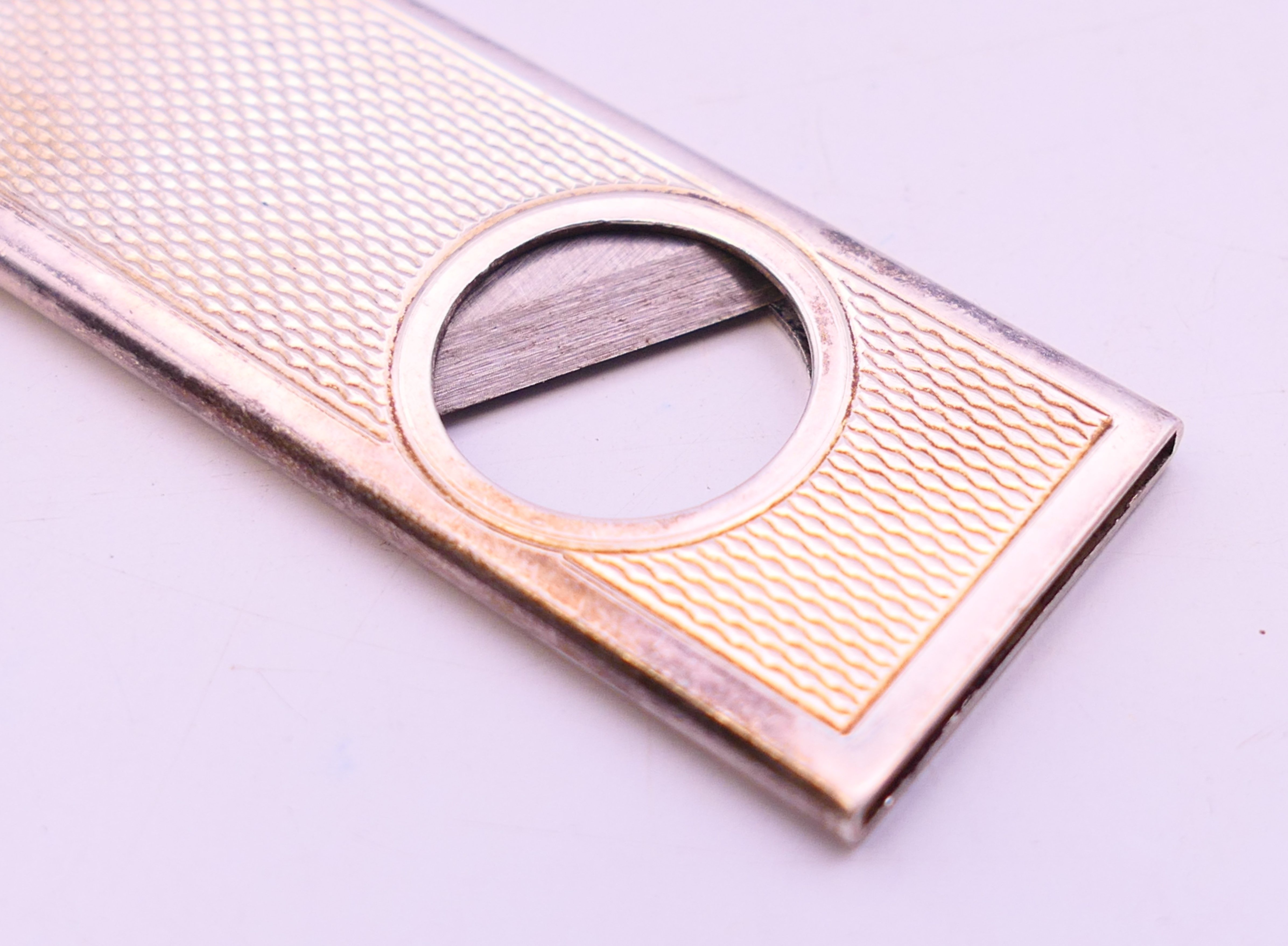 A silver cigar cutter and two silver bookmarks. 43.8 grammes total weight. Cigar cutter 6 cm high. - Image 4 of 11
