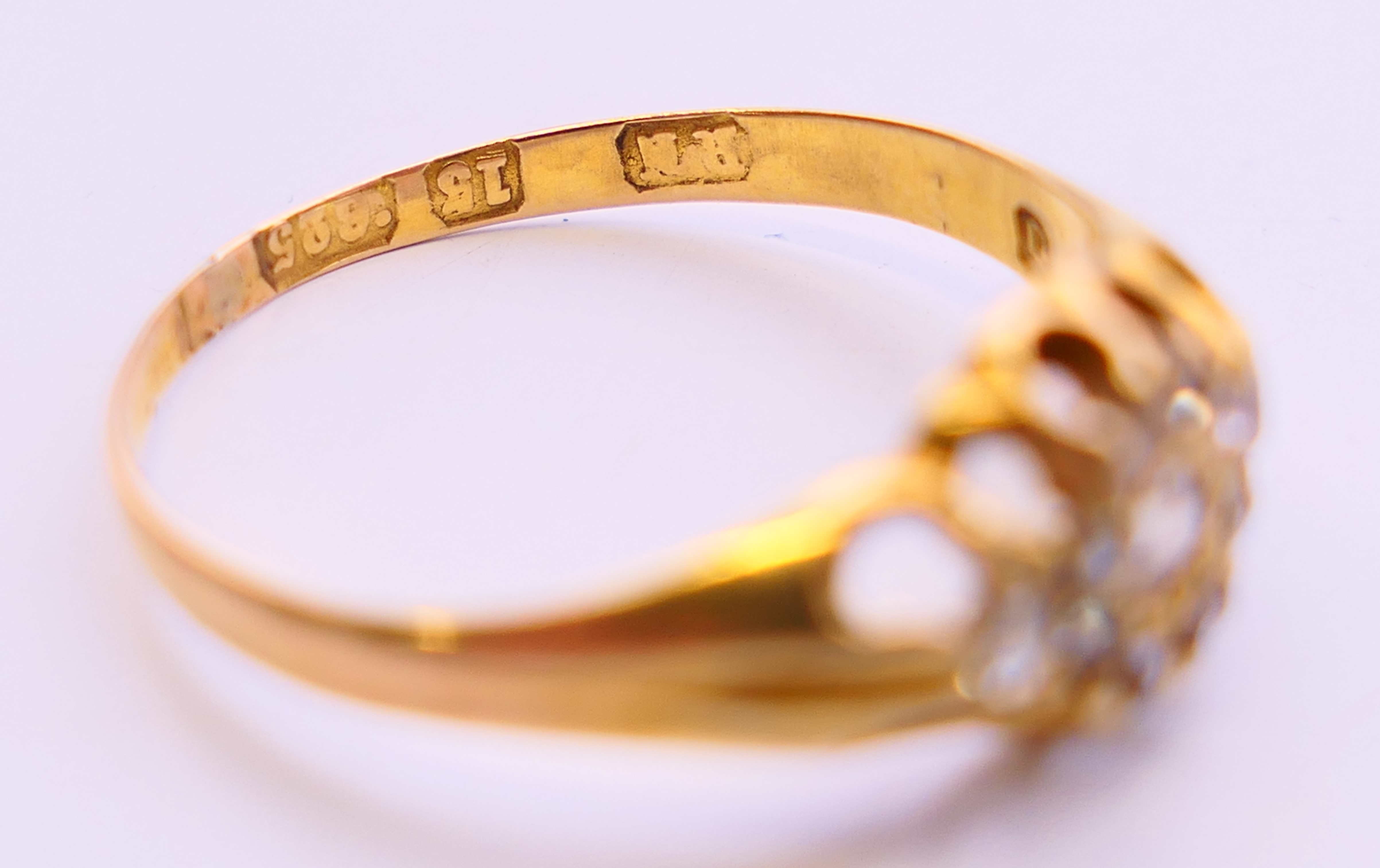 An 15 ct gold diamond set ring. Ring size O. - Bild 5 aus 6