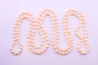 A string of pearls. 122 cm long.