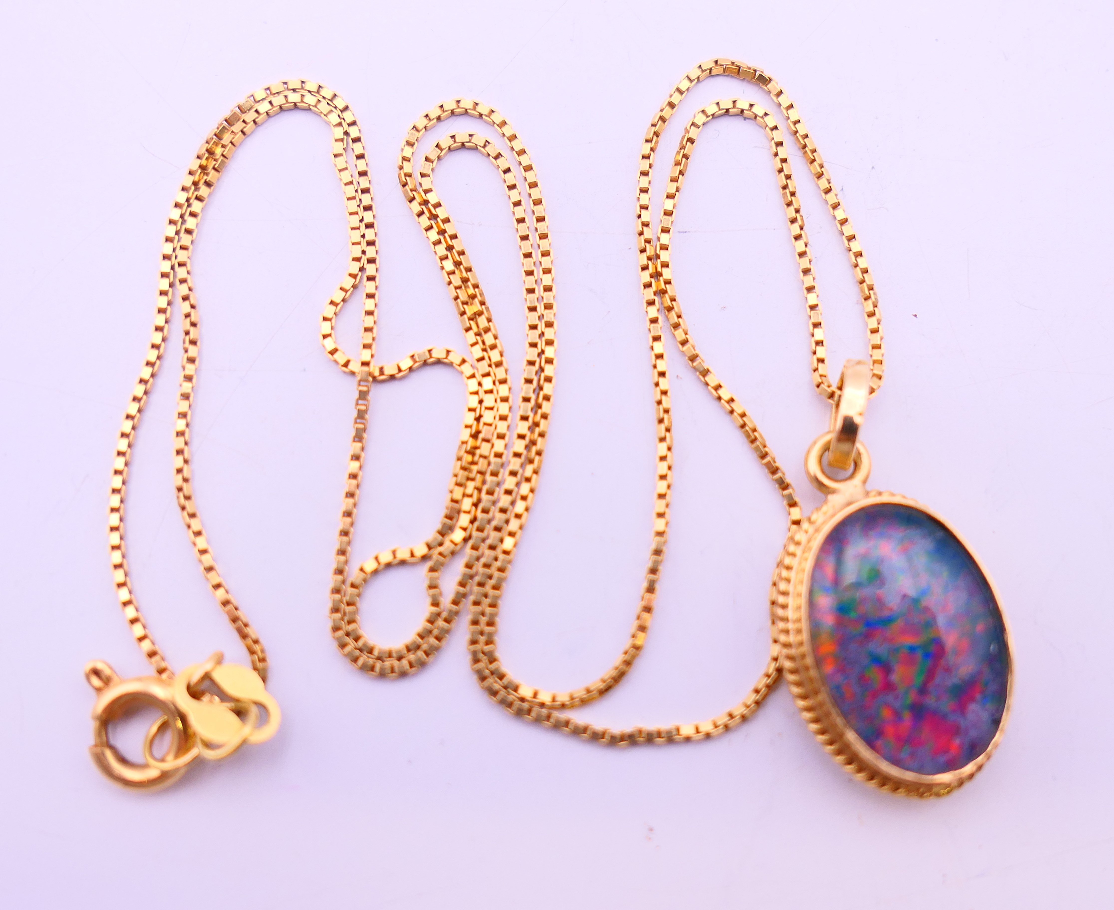 An opal and gold pendant on an 18 ct gold chain and a pair of 9 ct gold matching earrings. - Image 6 of 13