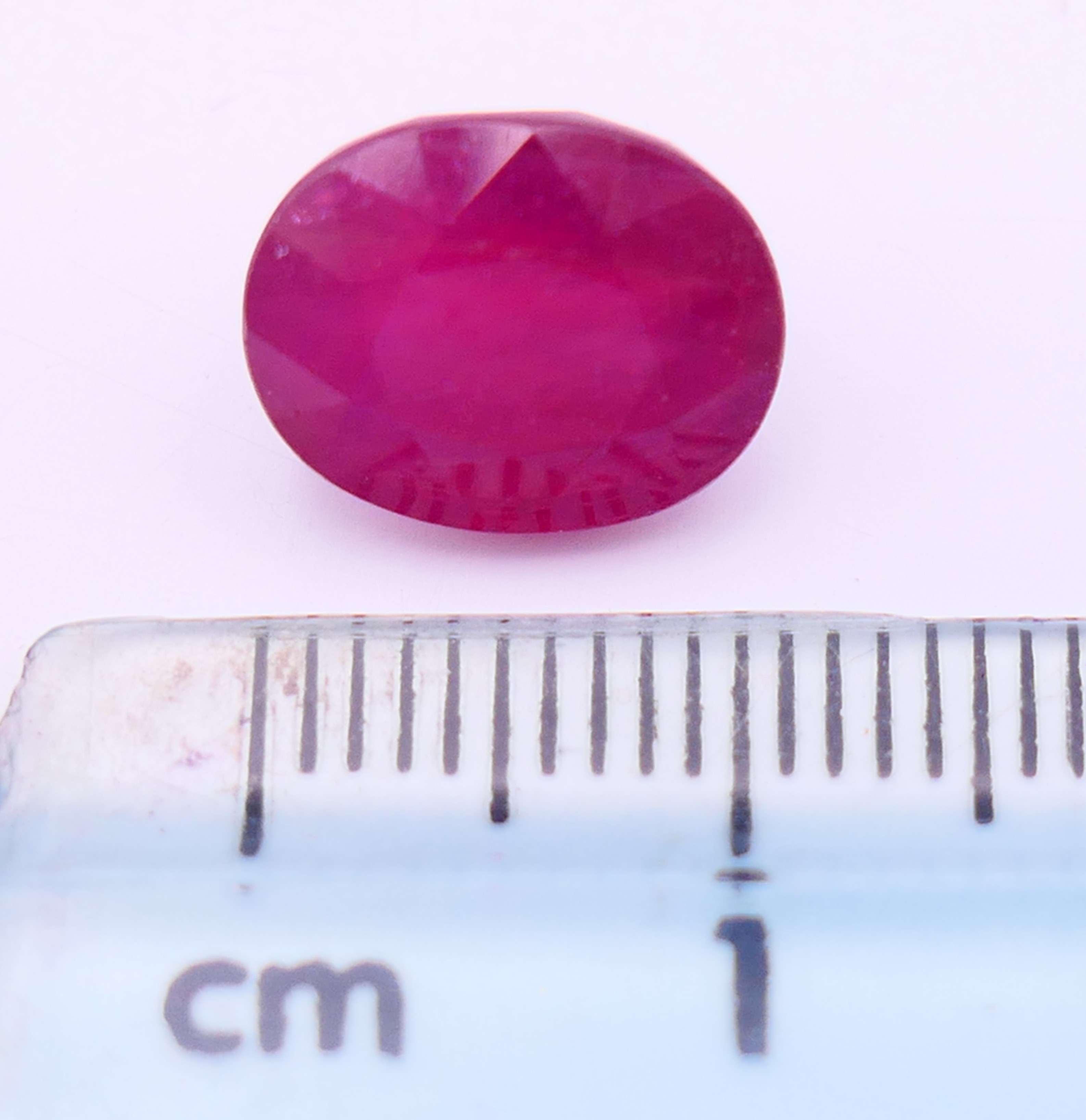 A loose ruby, 2.5 carats. 1 cm high. - Image 2 of 3