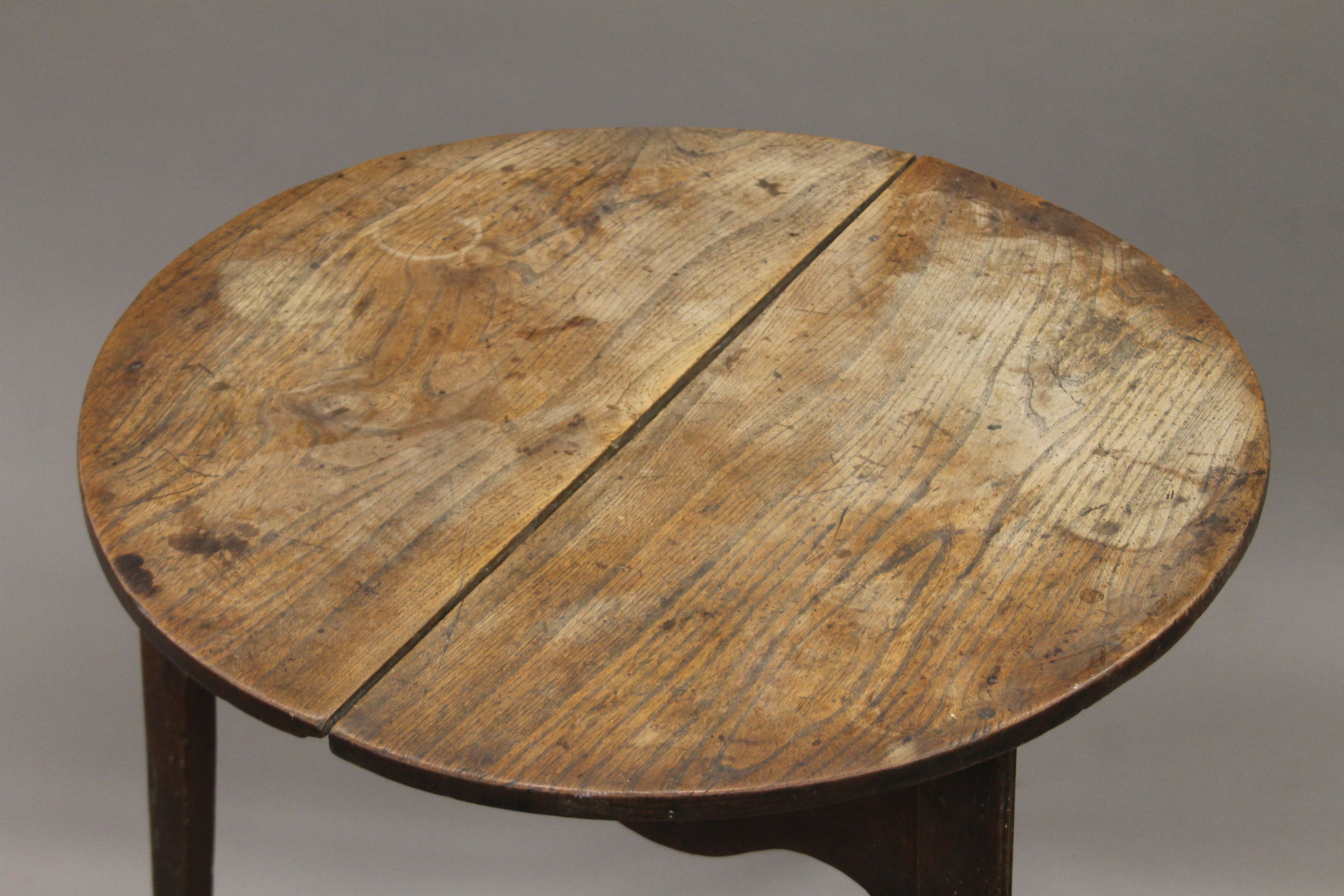 A Georgian elm cricket table. 71 cm diameter. - Image 2 of 4
