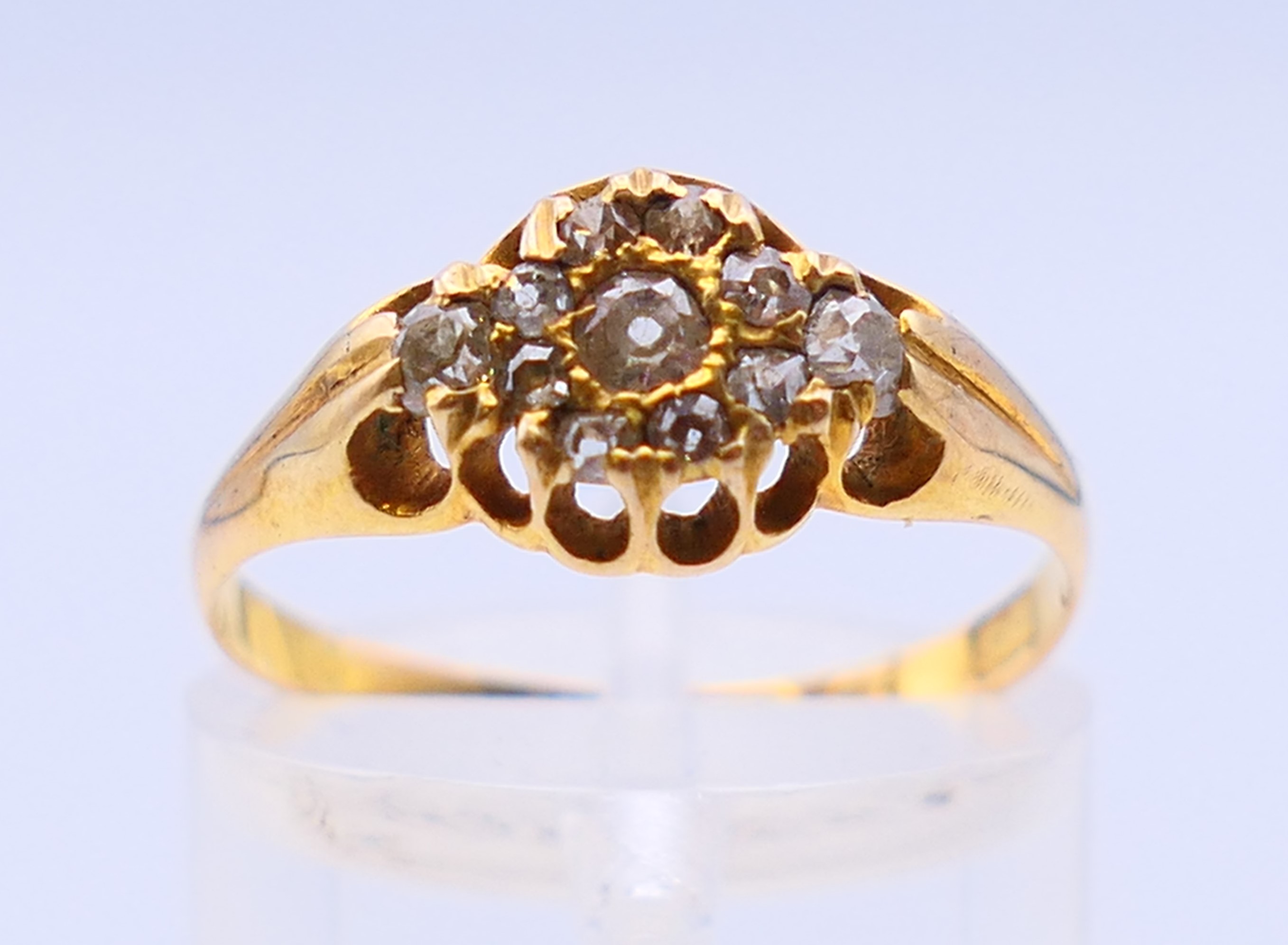 An 15 ct gold diamond set ring. Ring size O. - Image 2 of 6