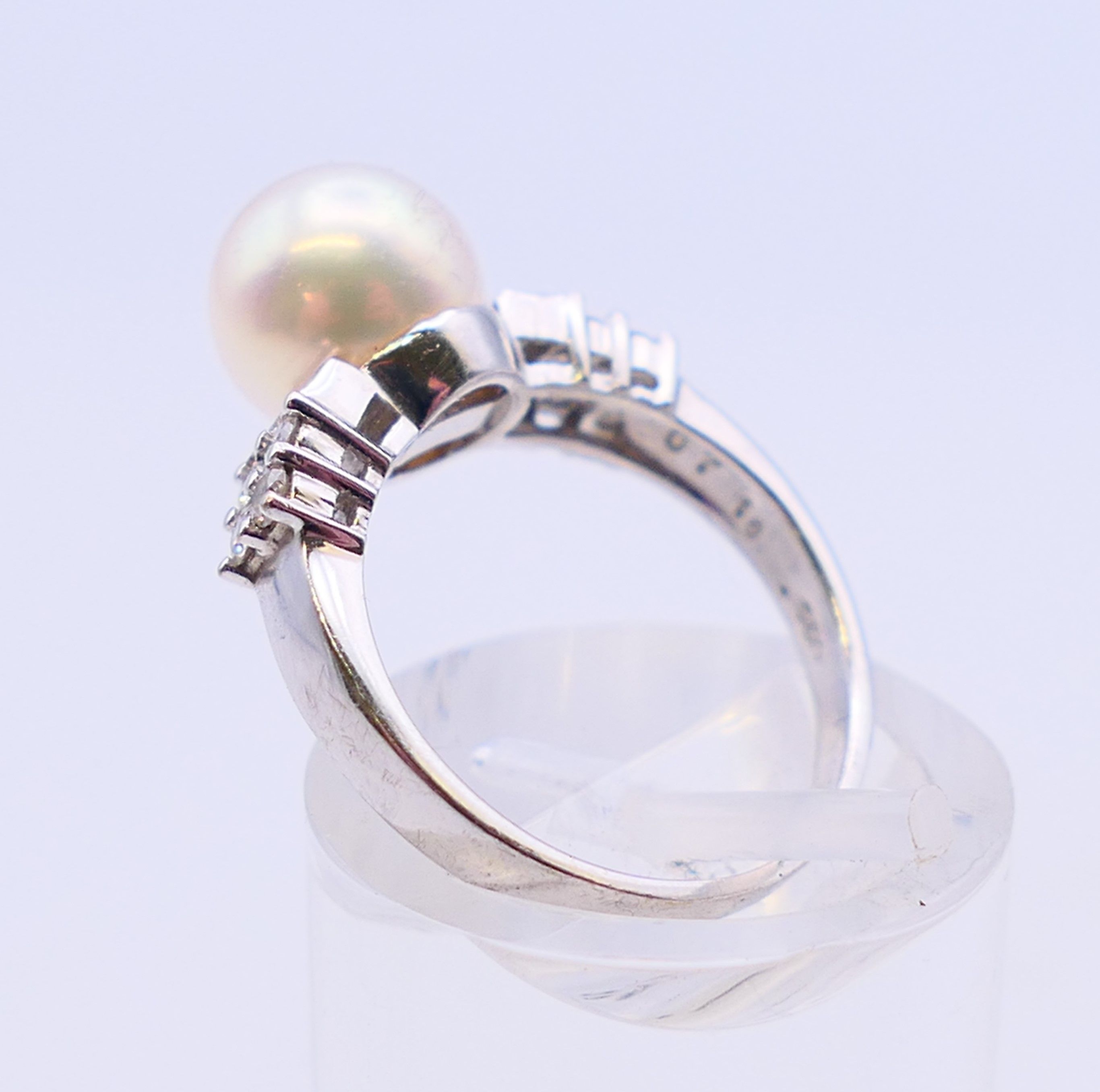 An 18 ct white gold and pearl ring flanked by baguette cut and round diamonds. Ring size I. - Image 4 of 6