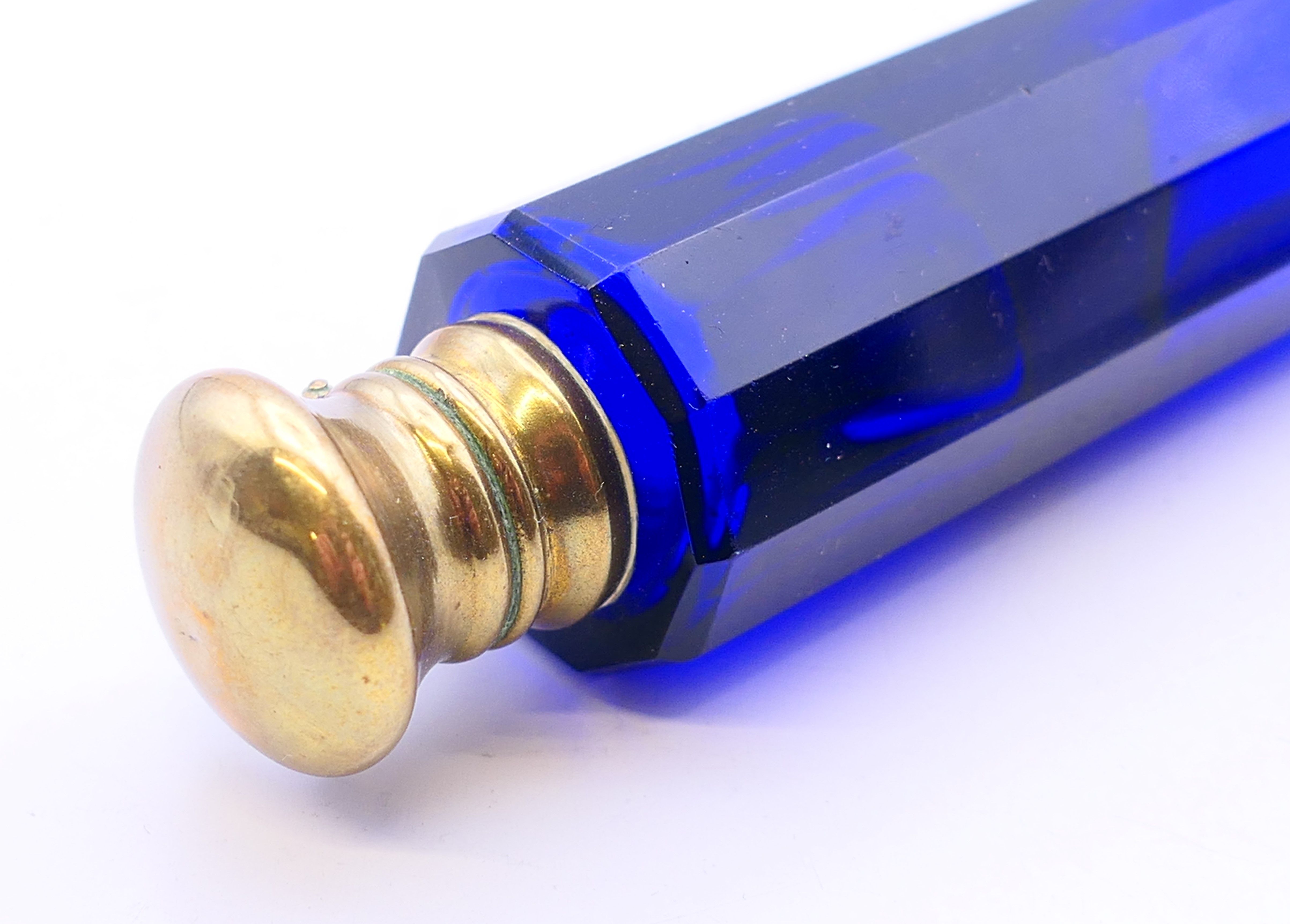 A Bristol blue double-ended scent bottle. 11 cm long. - Bild 3 aus 4