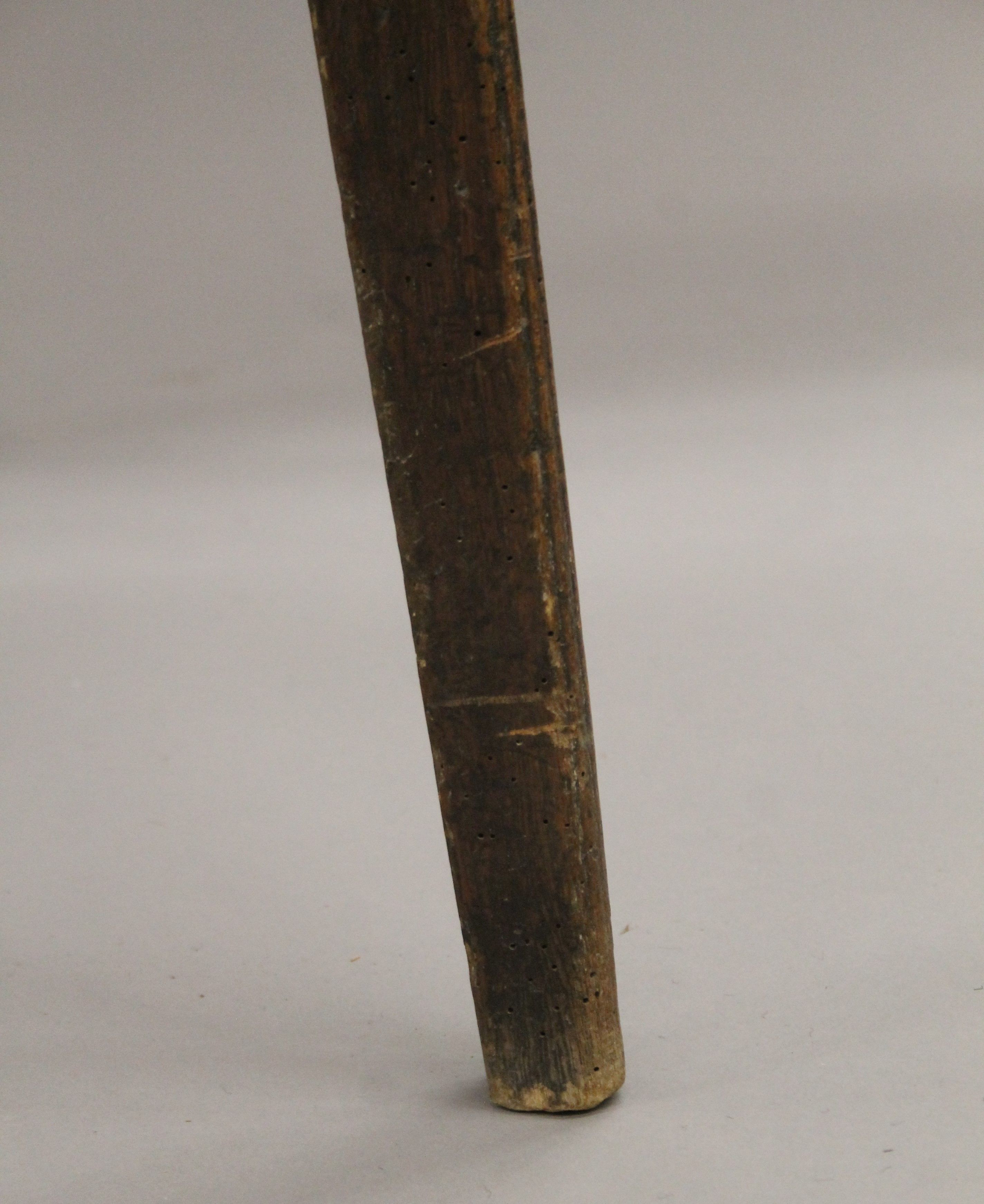 A Georgian elm cricket table. 71 cm diameter. - Image 4 of 4