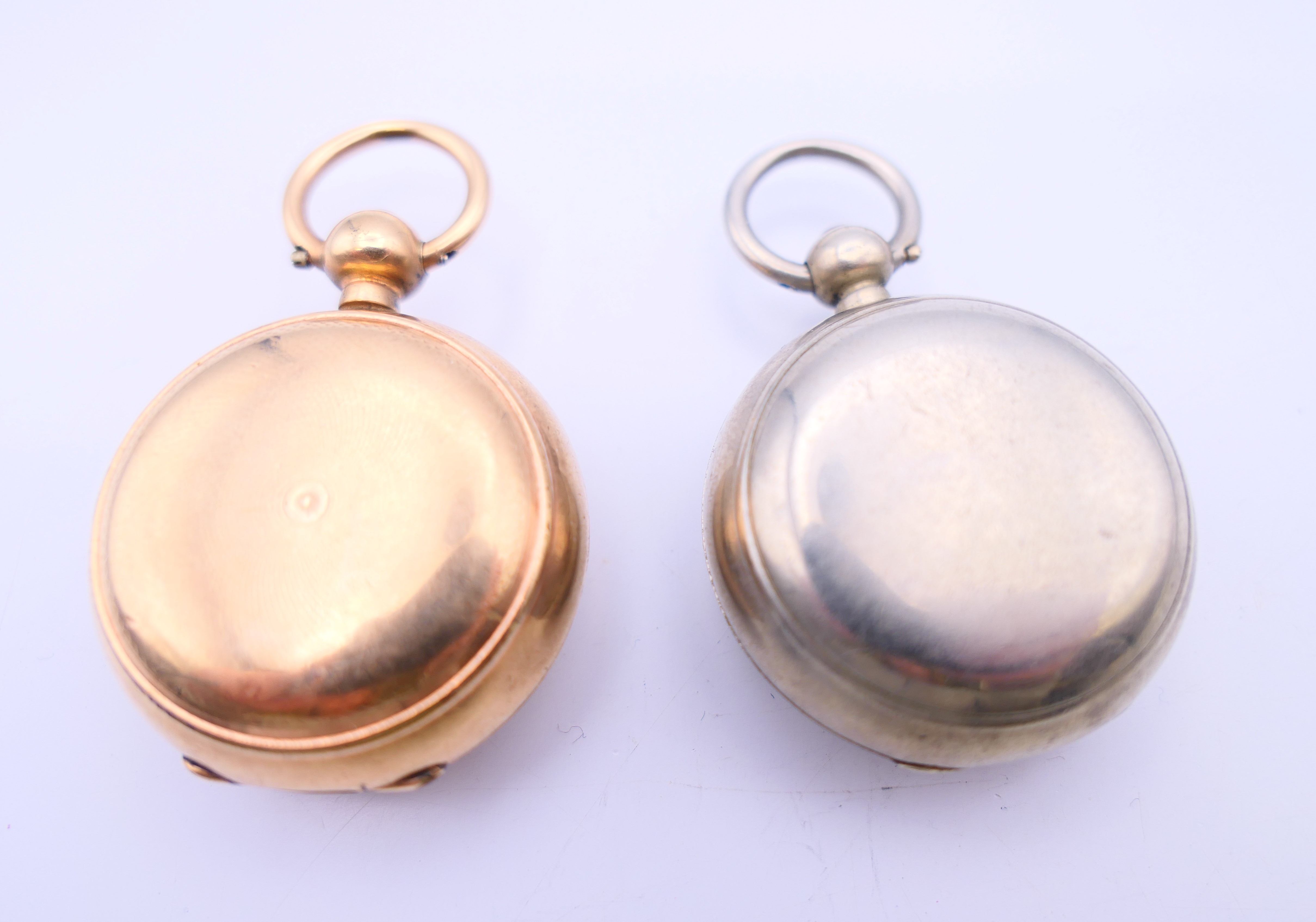 A gold filled sovereign case and a silver plated sovereign case. Each 3 cm diameter. - Image 2 of 5
