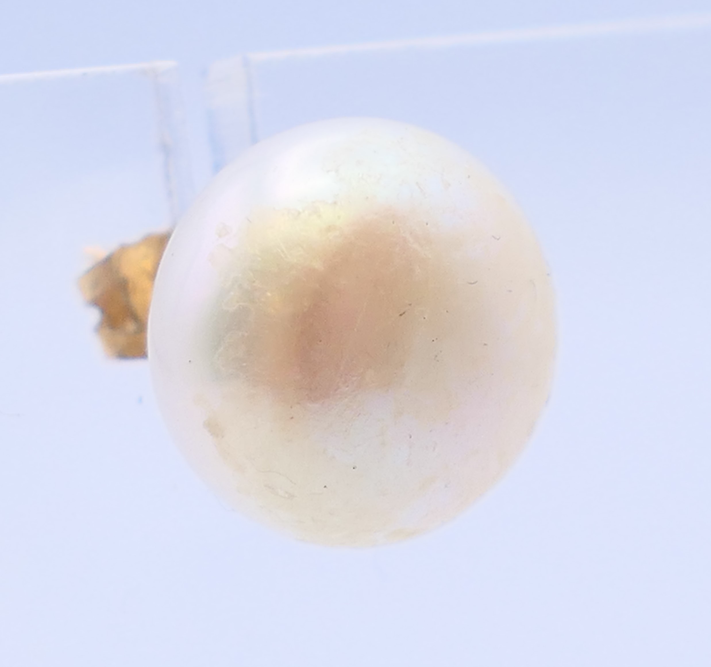 A 15 ct gold mounted stickpin and a pair of 9 ct gold and pearl earrings. Earrings 1.25 cm diameter. - Image 5 of 10