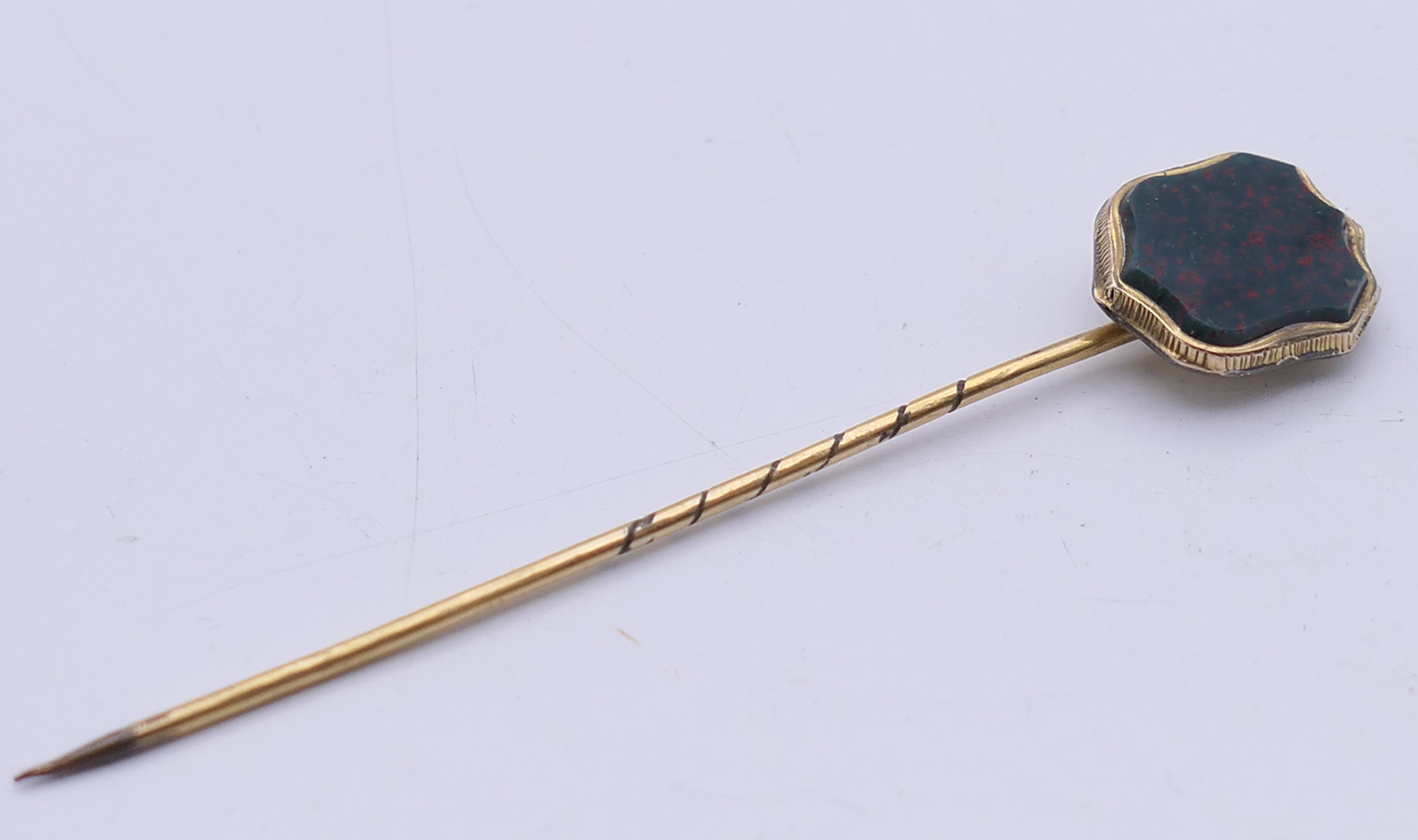 Three gold stick pins and another formed as a frog. Frog stick pin 6.5 cm high (frog 1.5 cm high). - Image 8 of 12