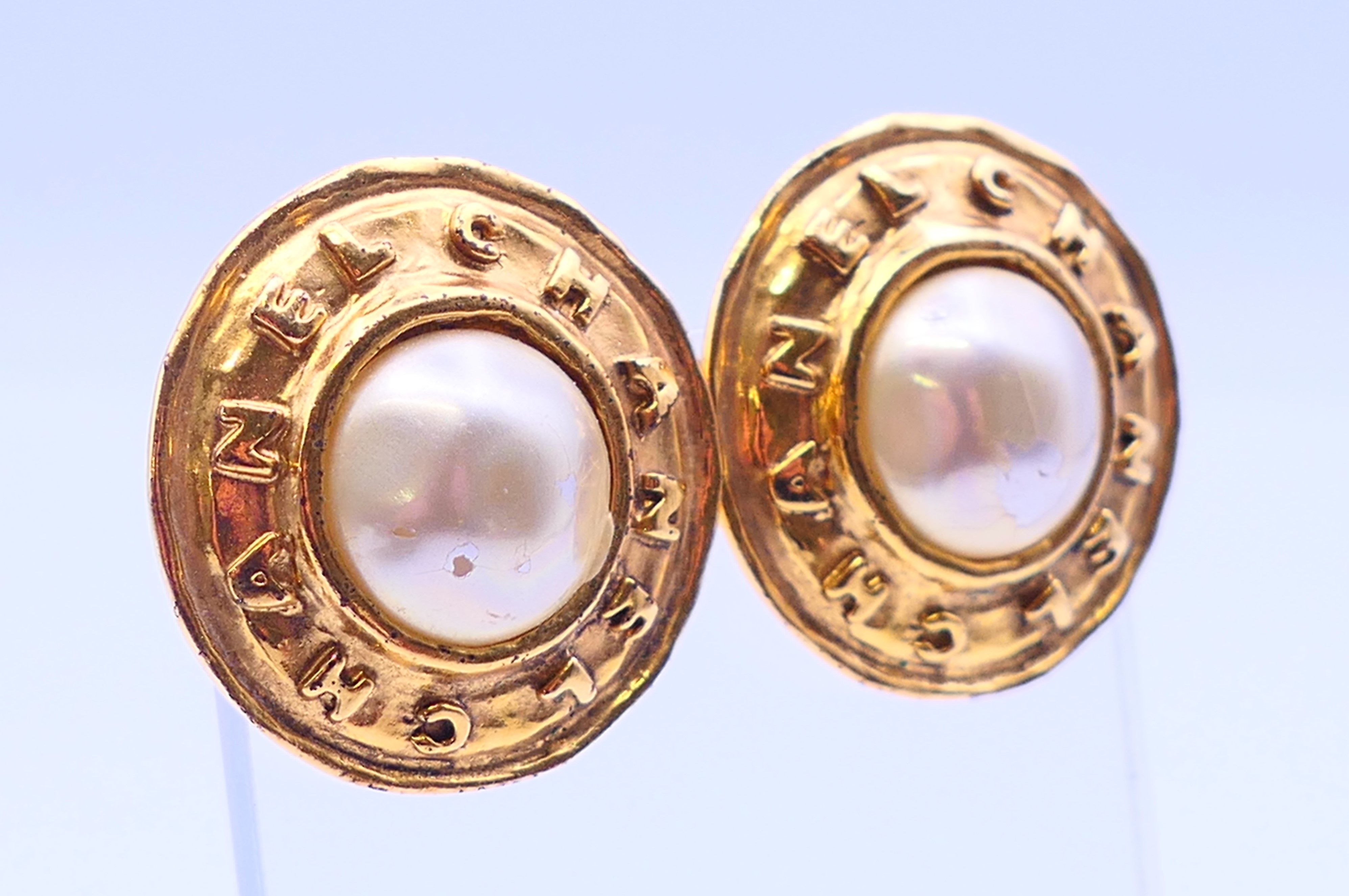 A pair of Chanel faux pearl clip-on earrings in a Chanel box, model number 2813. 3 cm diameter. - Image 2 of 7