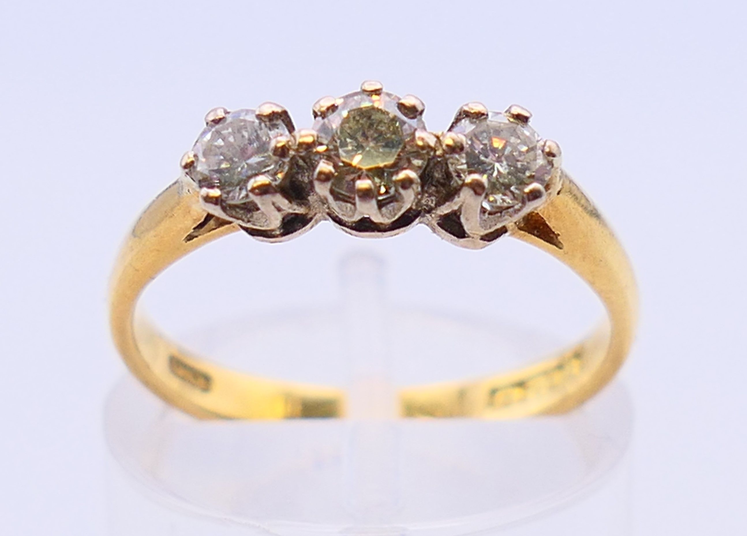 An 18 ct gold three stone diamond ring, hallmarked for London. Ring size L. - Image 2 of 9