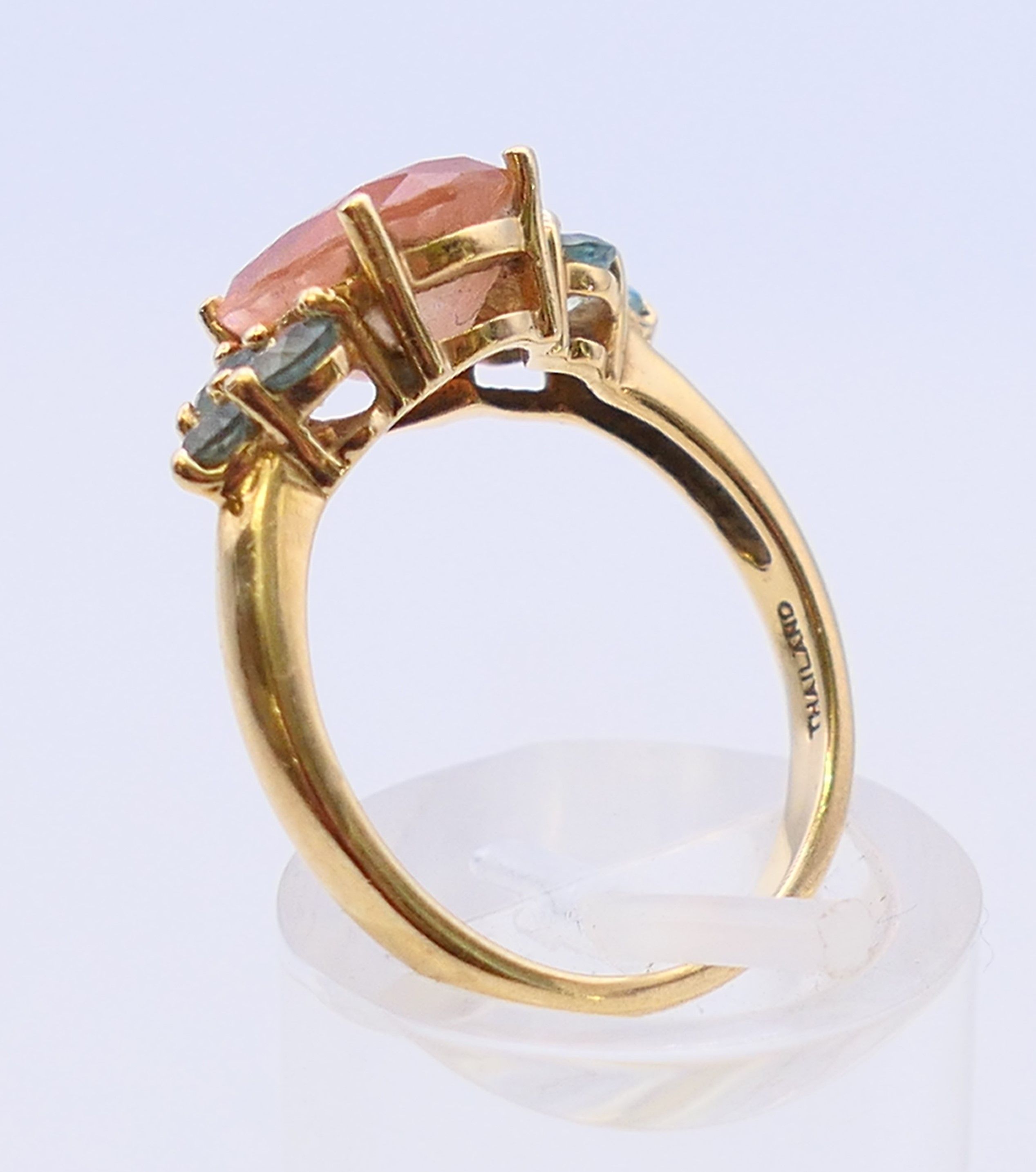 A 14 K topaz and tourmaline ring. Ring size N. - Image 5 of 8