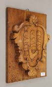 A carved walnut crest. 40 cm high.