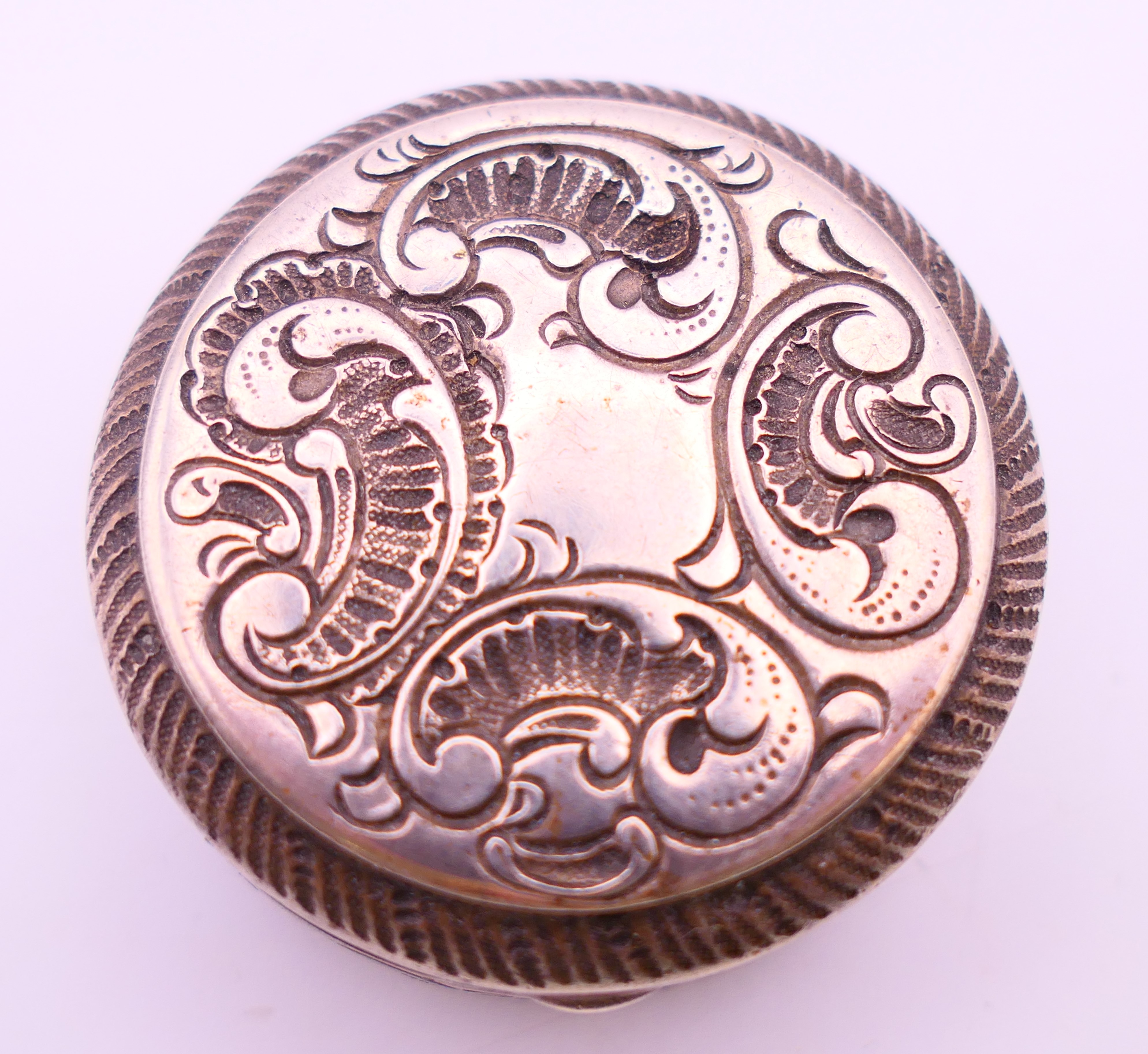 Two small silver snuff boxes. The largest 6 cm x 4.5 cm. - Image 8 of 11