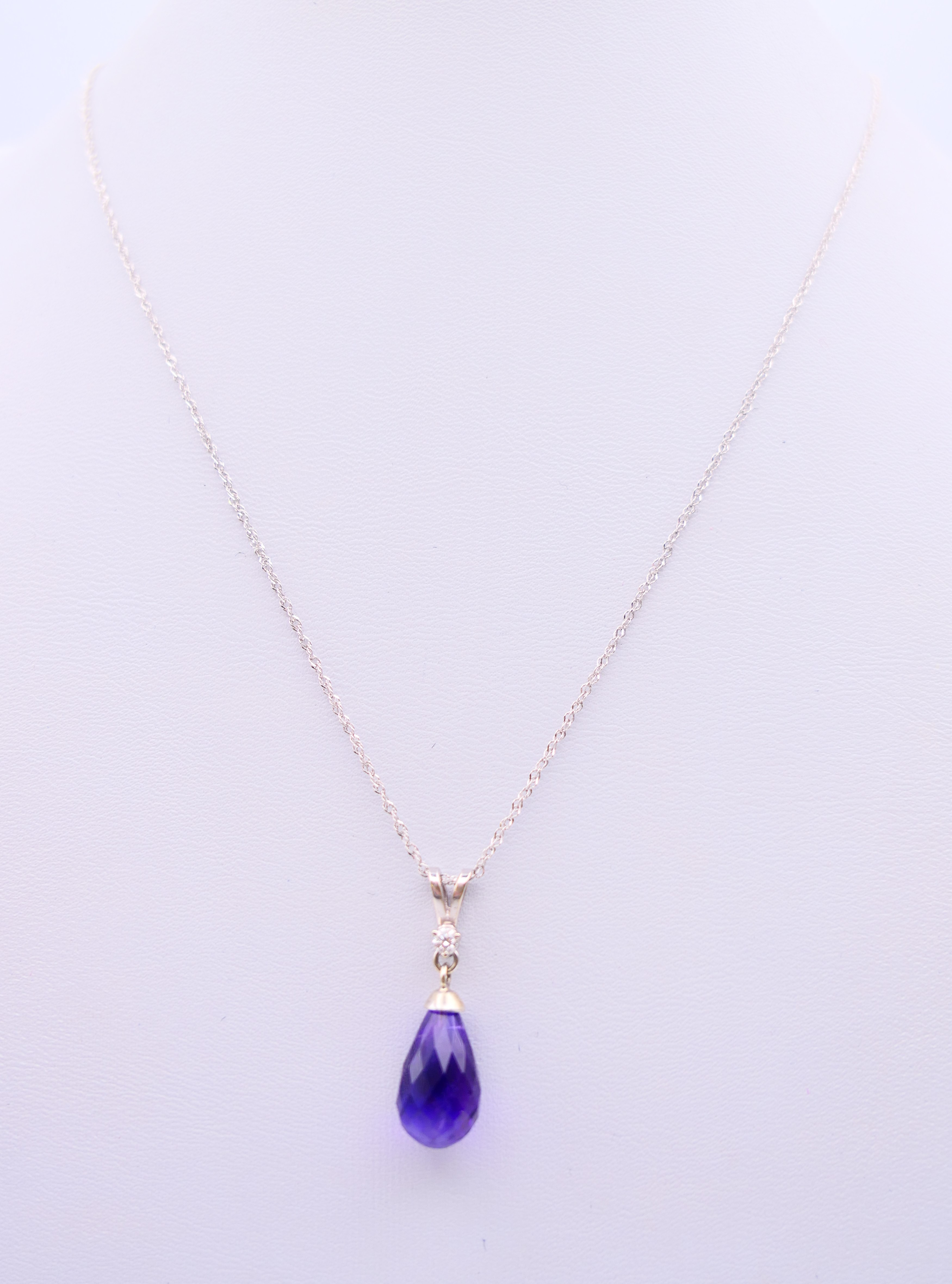 A 9 ct white gold, diamond and amethyst pendant on a 9 ct white gold chain. Pendant 2. - Bild 2 aus 7