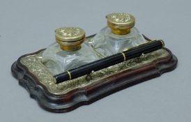 A silver mounted desk stand and a Parker pen. The stand 17 cm wide.