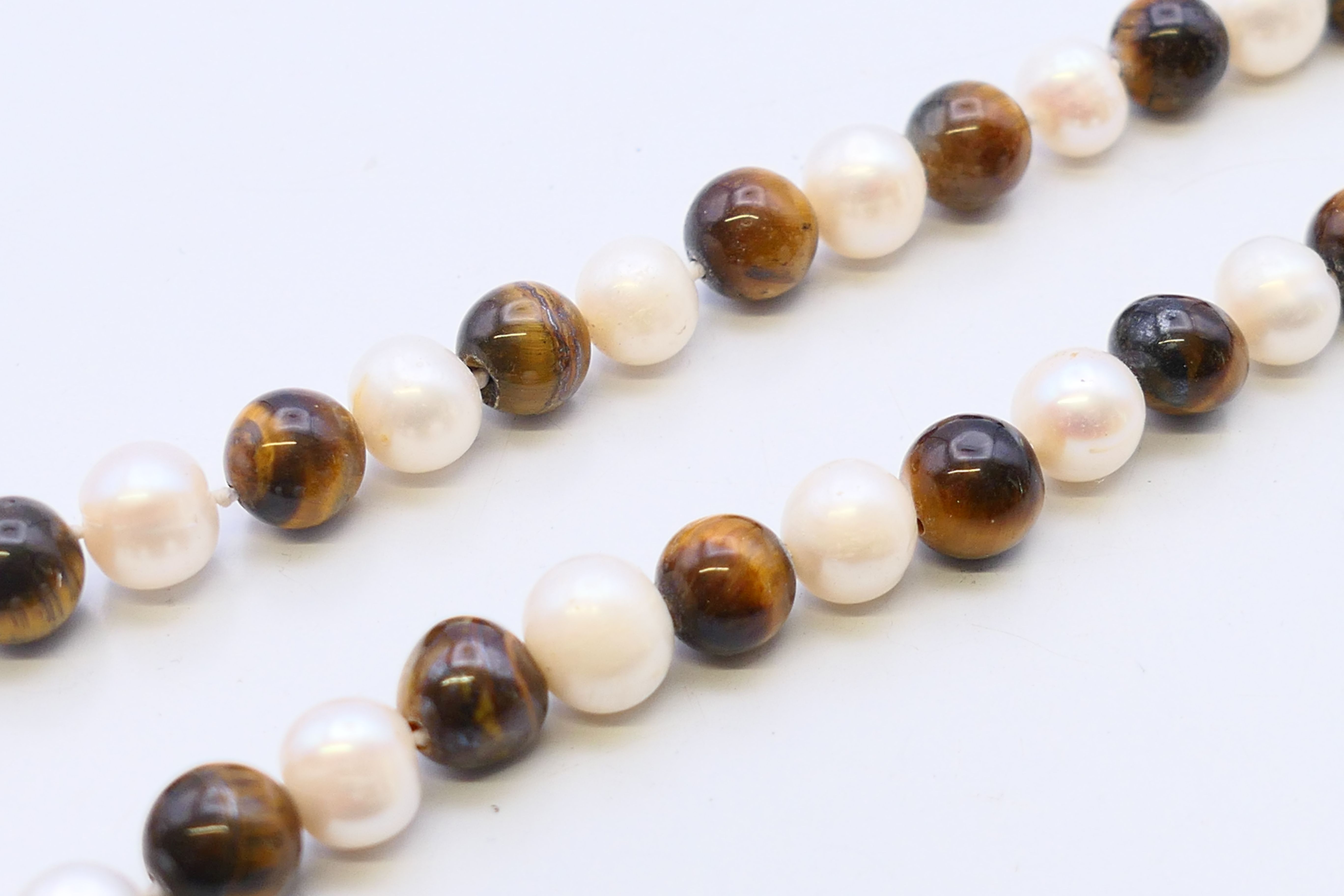 A string of pearl and tiger's eye beads. 120 cm long. - Image 2 of 2