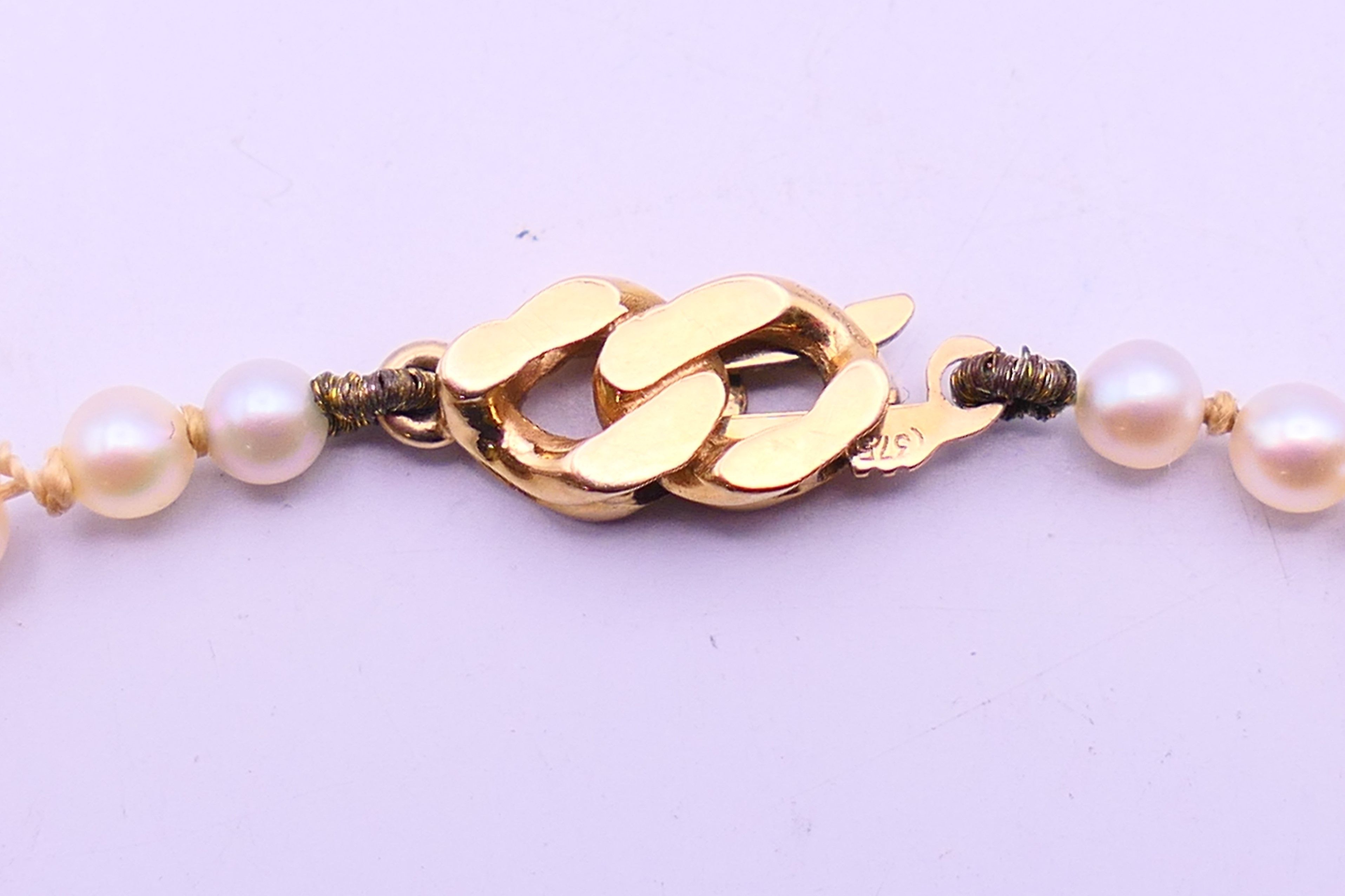 A pearl necklace with 9 ct gold clasp. 43 cm long. - Image 4 of 4
