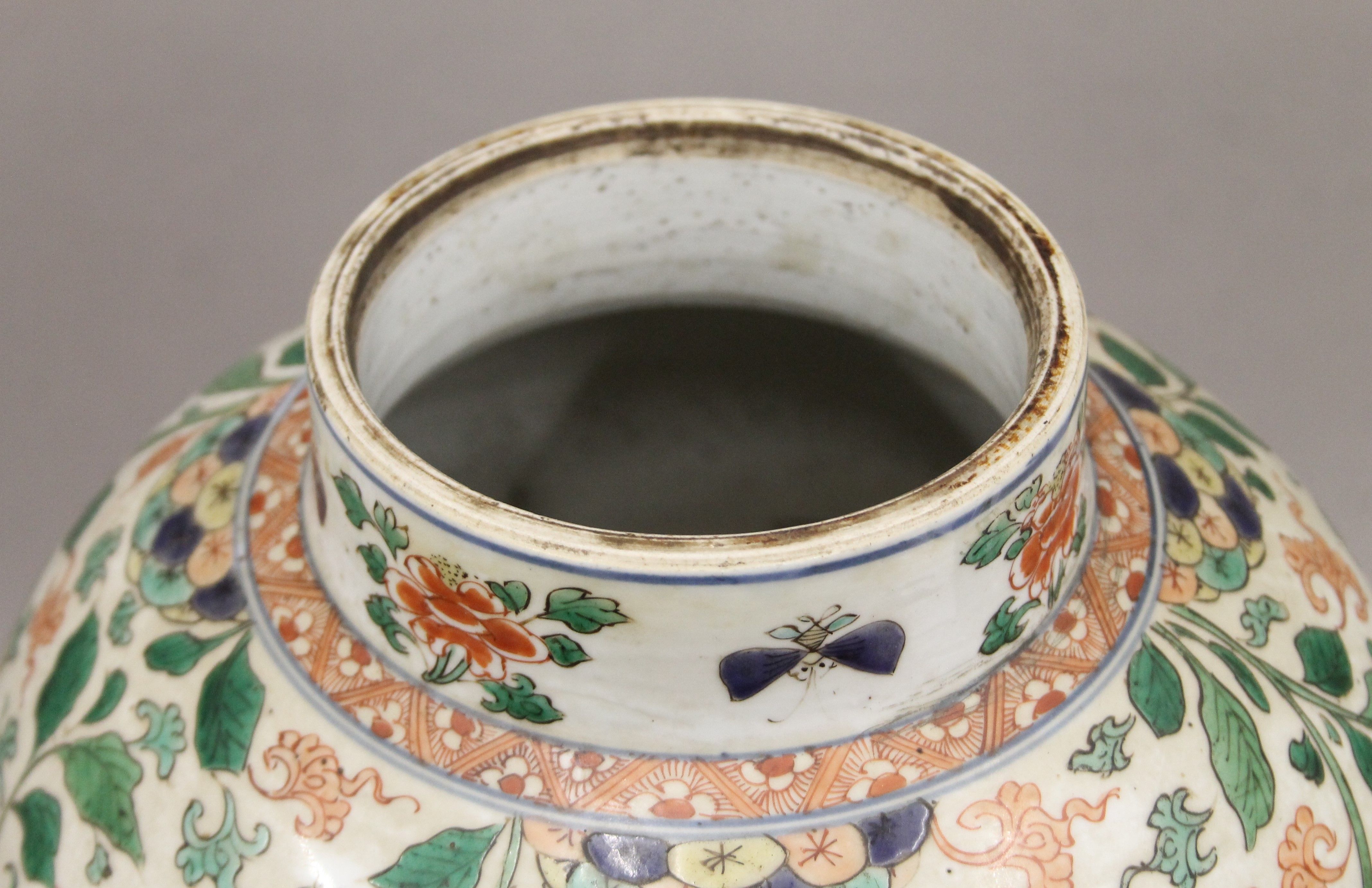A 18th/19th century Chinese porcelain vase with pierced wooden lid and carved wooden stand. - Image 4 of 8