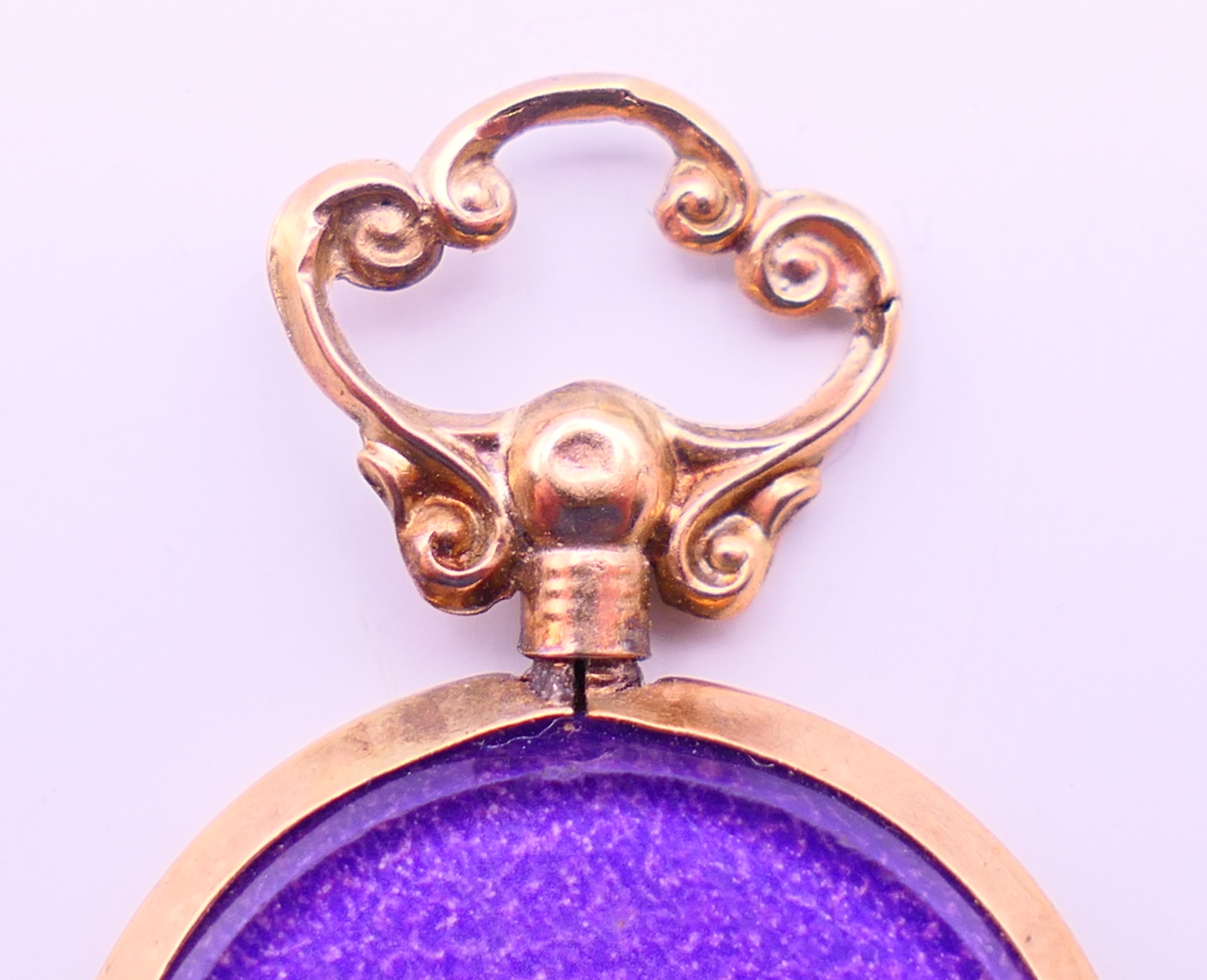 A 9 ct gold double photo locket pendant. 3.5 cm high including suspension loop. - Bild 2 aus 3